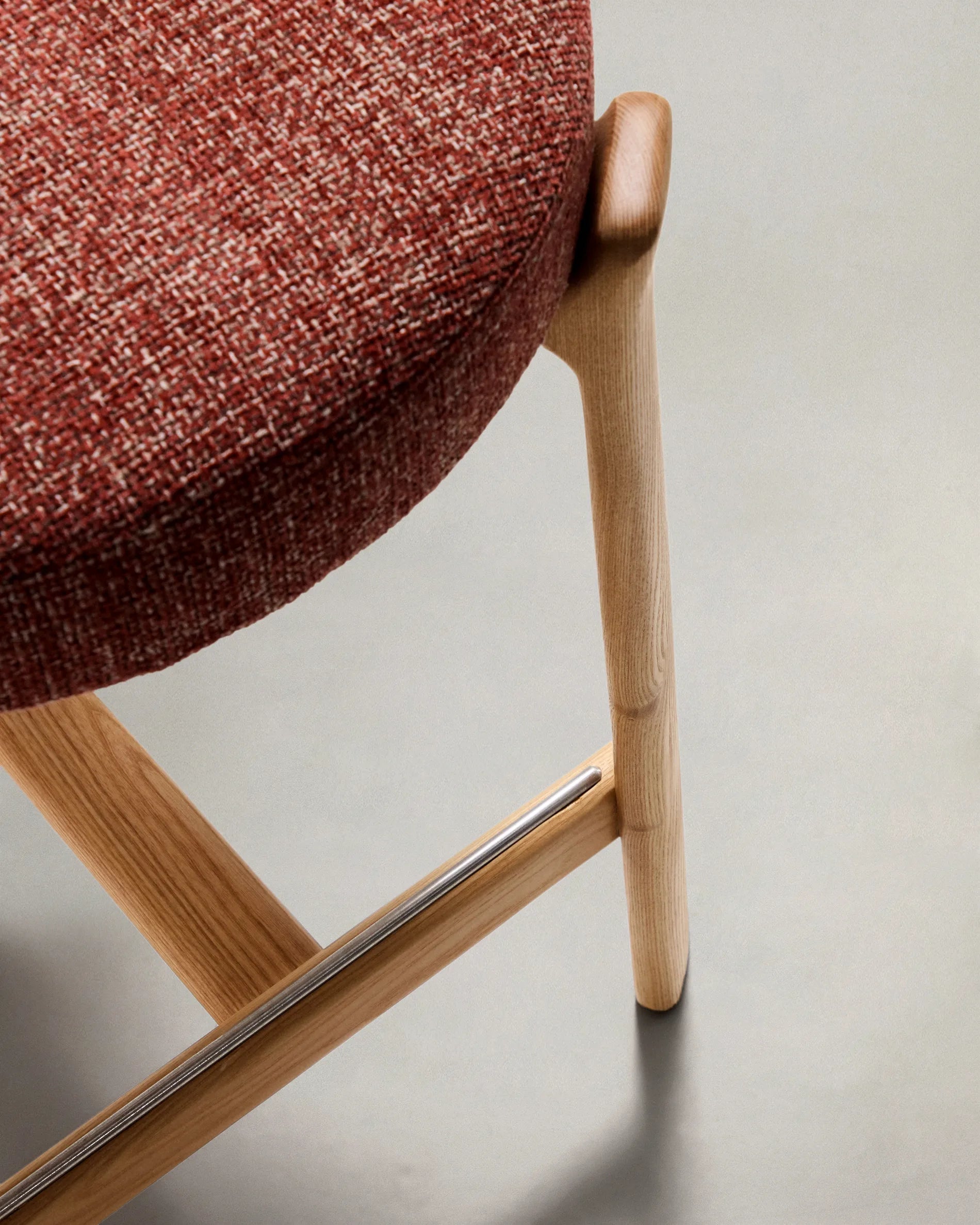 Hocker GRANITE rode chenille met een essen basis