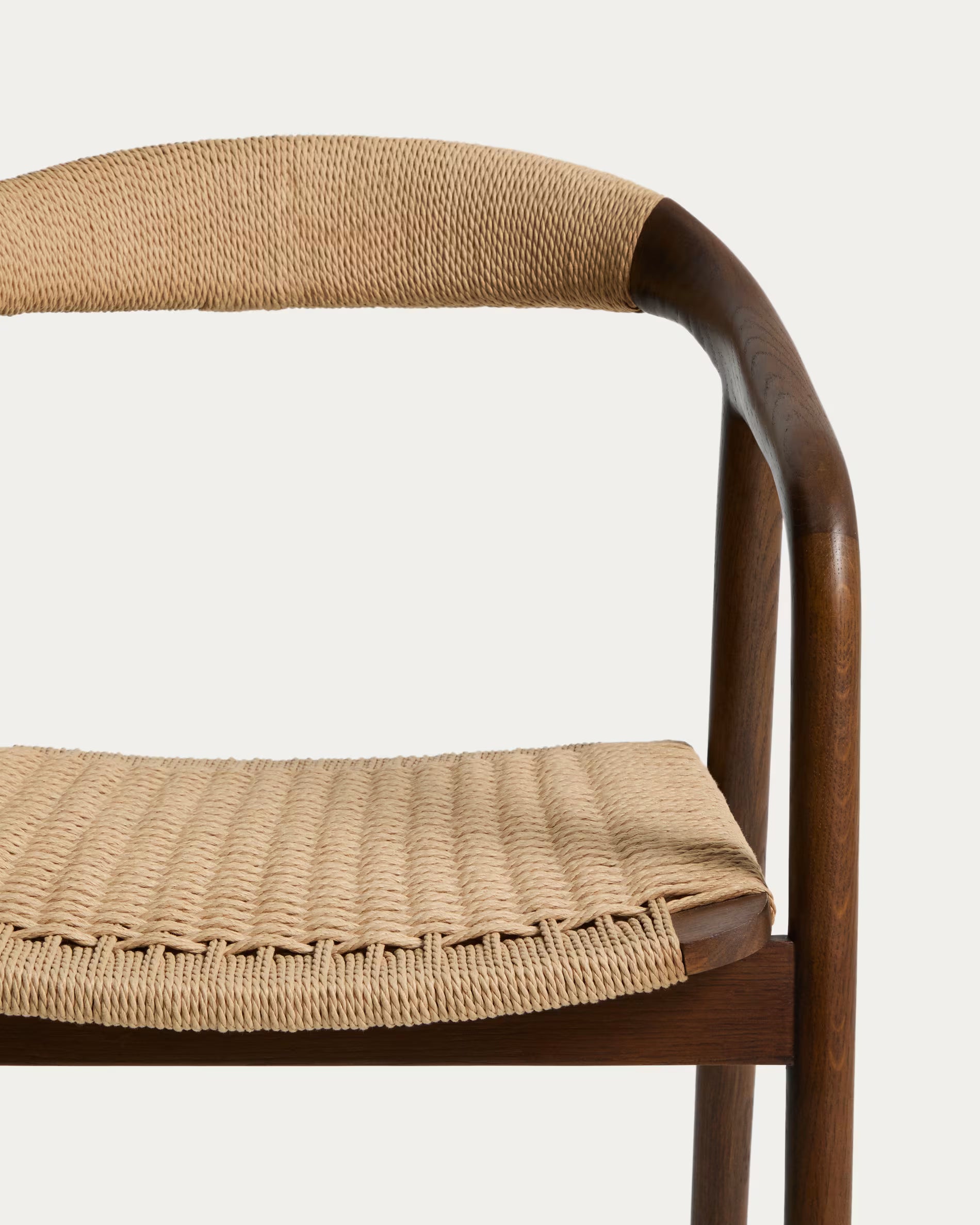 Stoel DERILE beige met een donkere houten basis