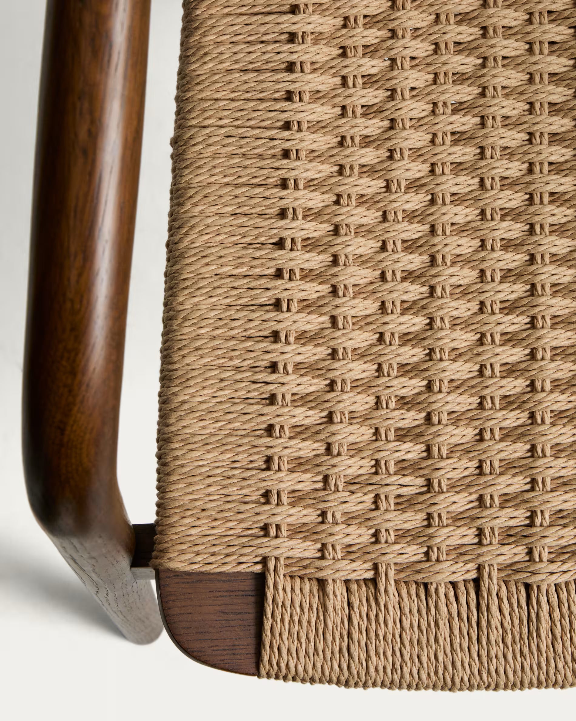 Stoel DERILE beige met een donkere houten basis