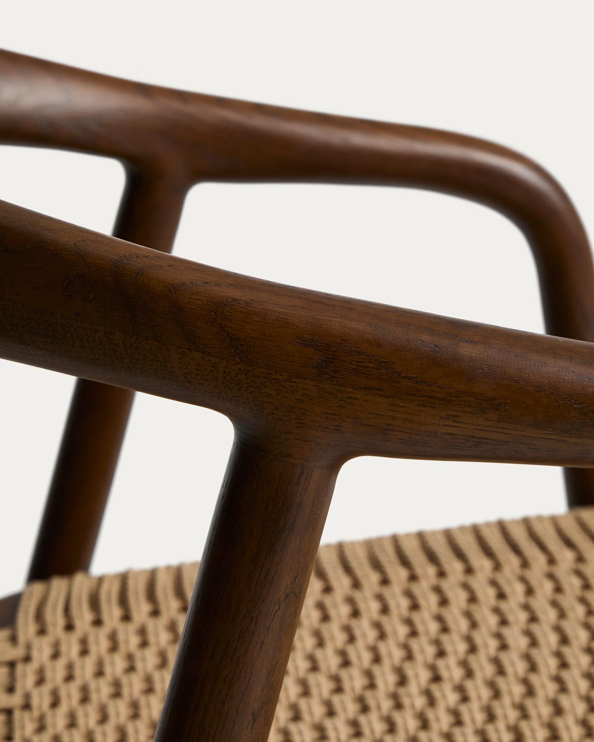 Stoel DERILE beige met een donkere houten basis