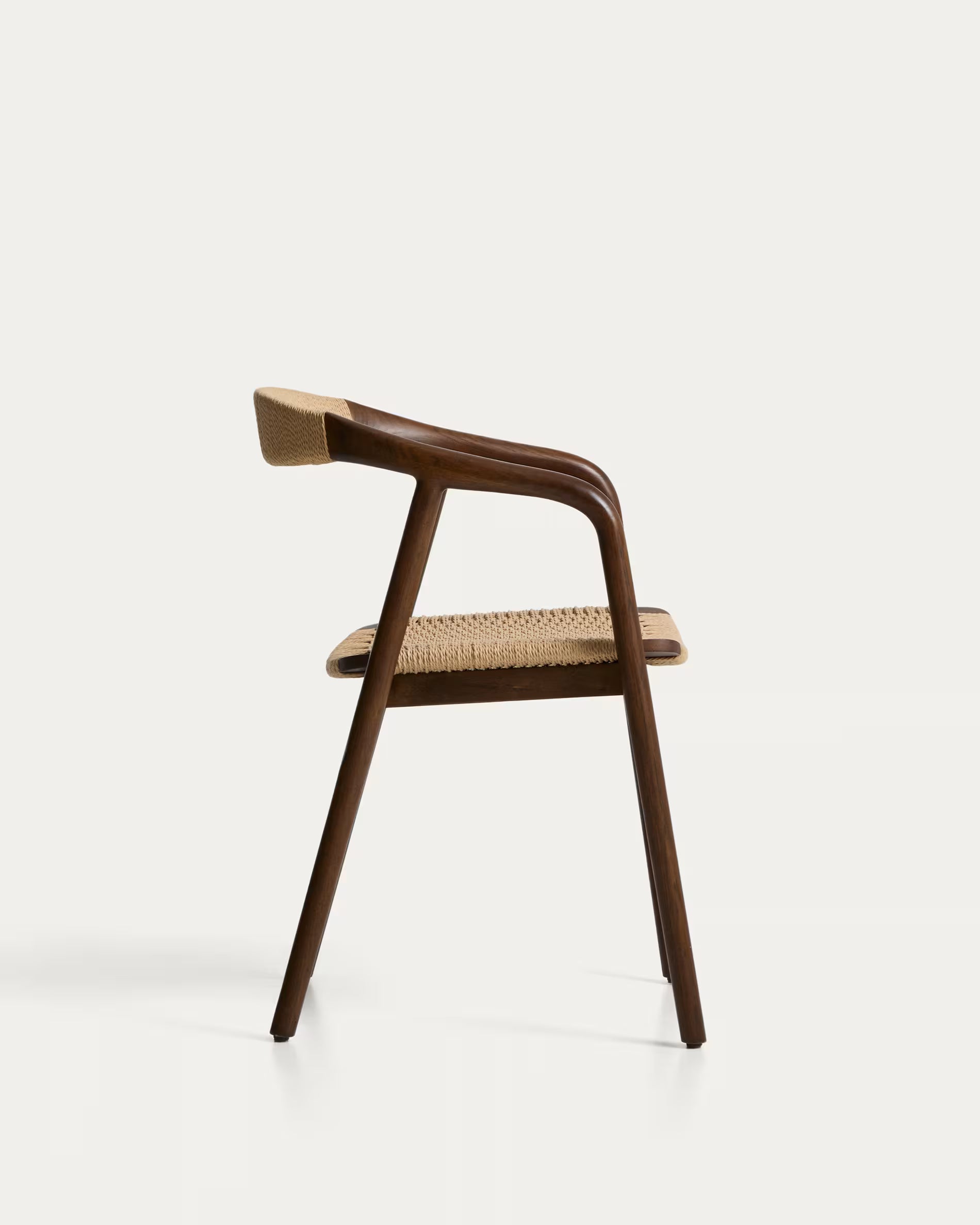 Stoel DERILE beige met een donkere houten basis