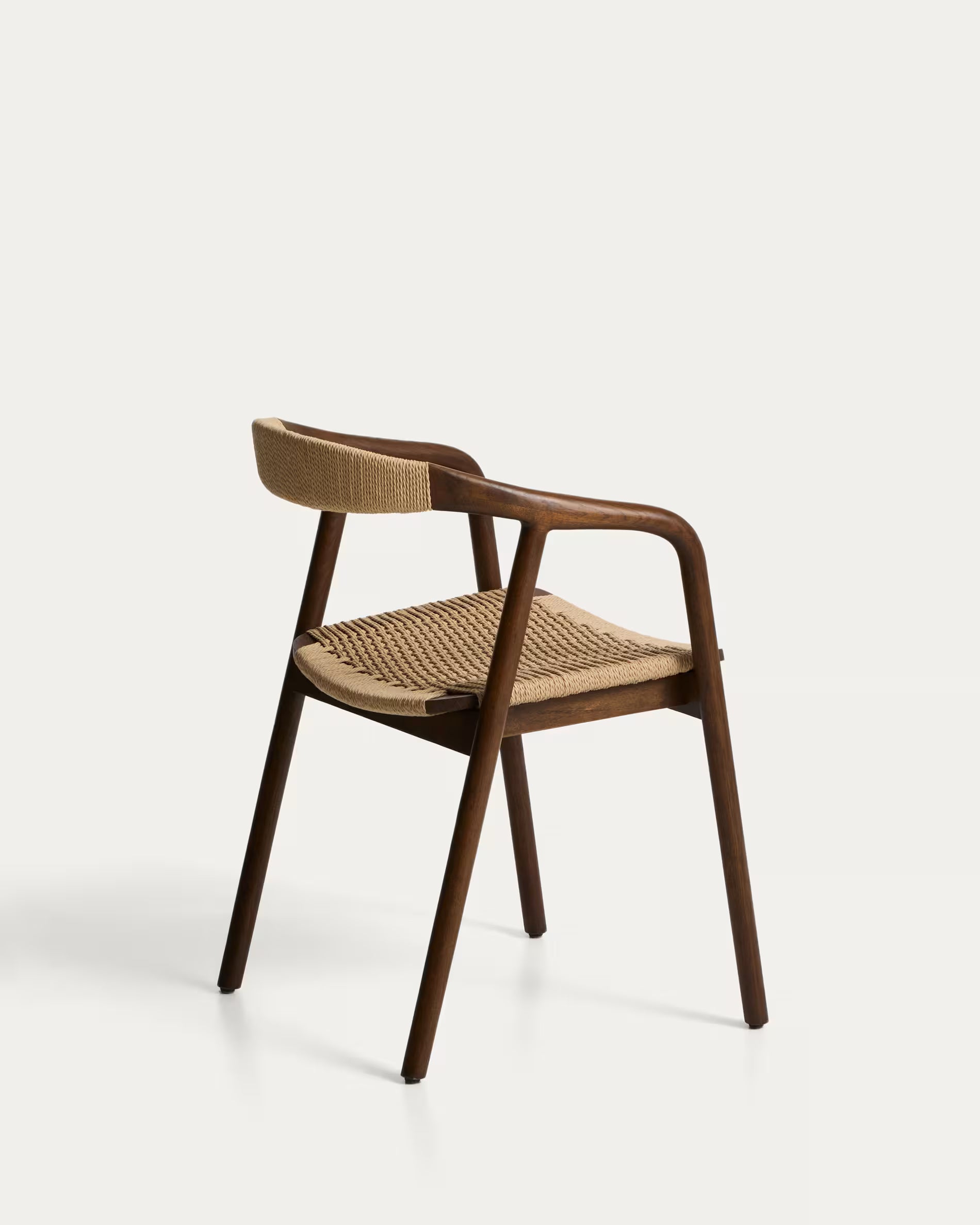 Stoel DERILE beige met een donkere houten basis