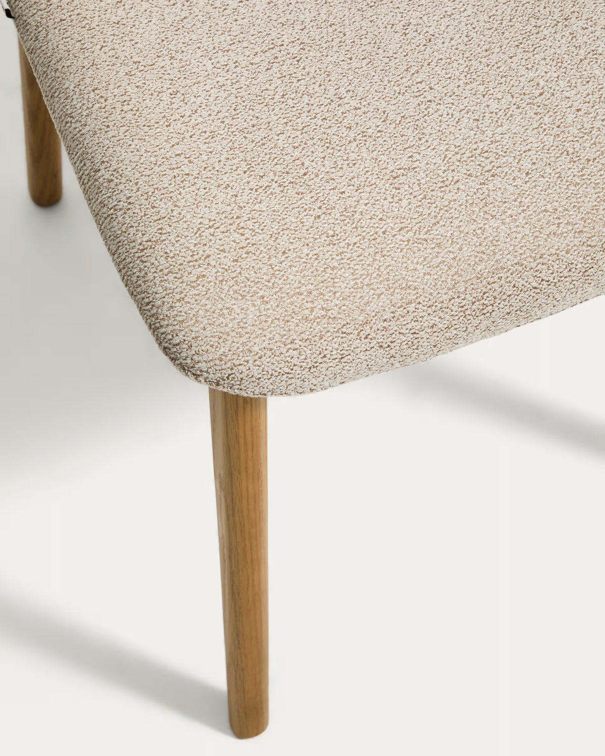 ELNOR stoel beige chenille met eiken basis