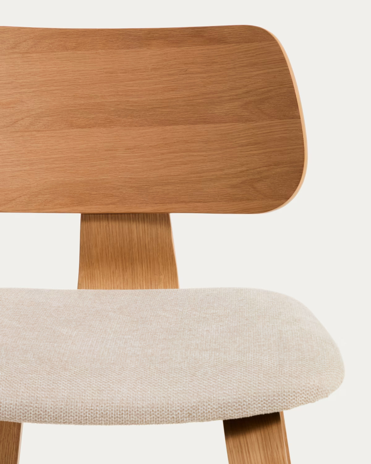 Barkruk GENA beige chenille met een gefineerde eiken basis