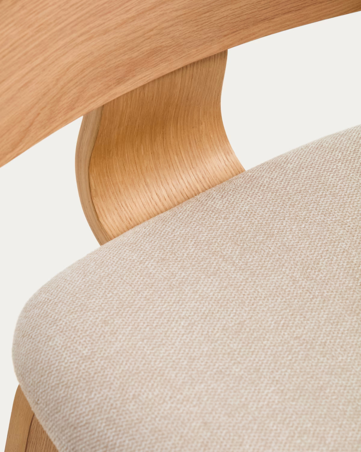 Barkruk GENA beige chenille met een gefineerde eiken basis