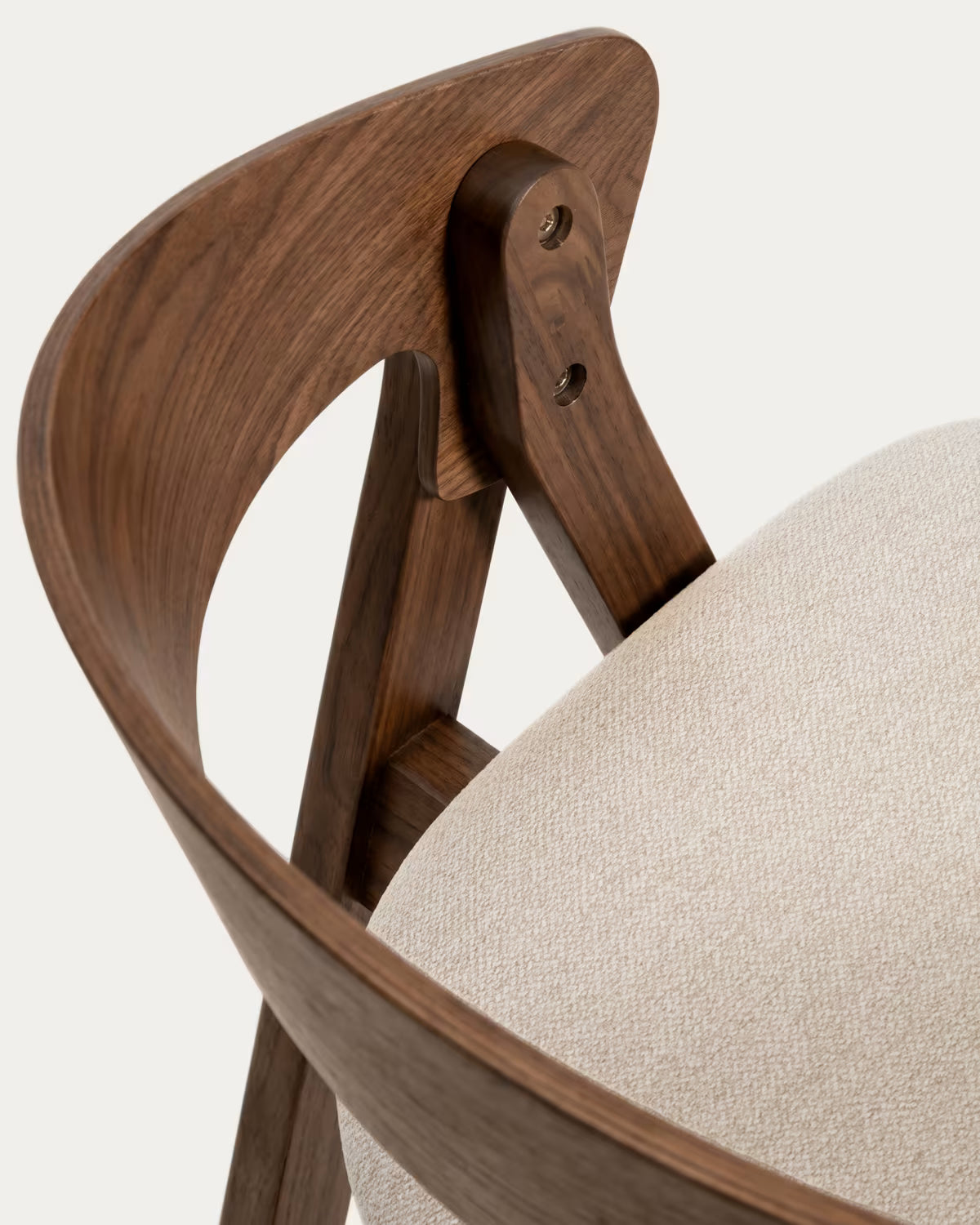 Barkruk GODIA in beige chenille met een donkere gefineerde eiken basis