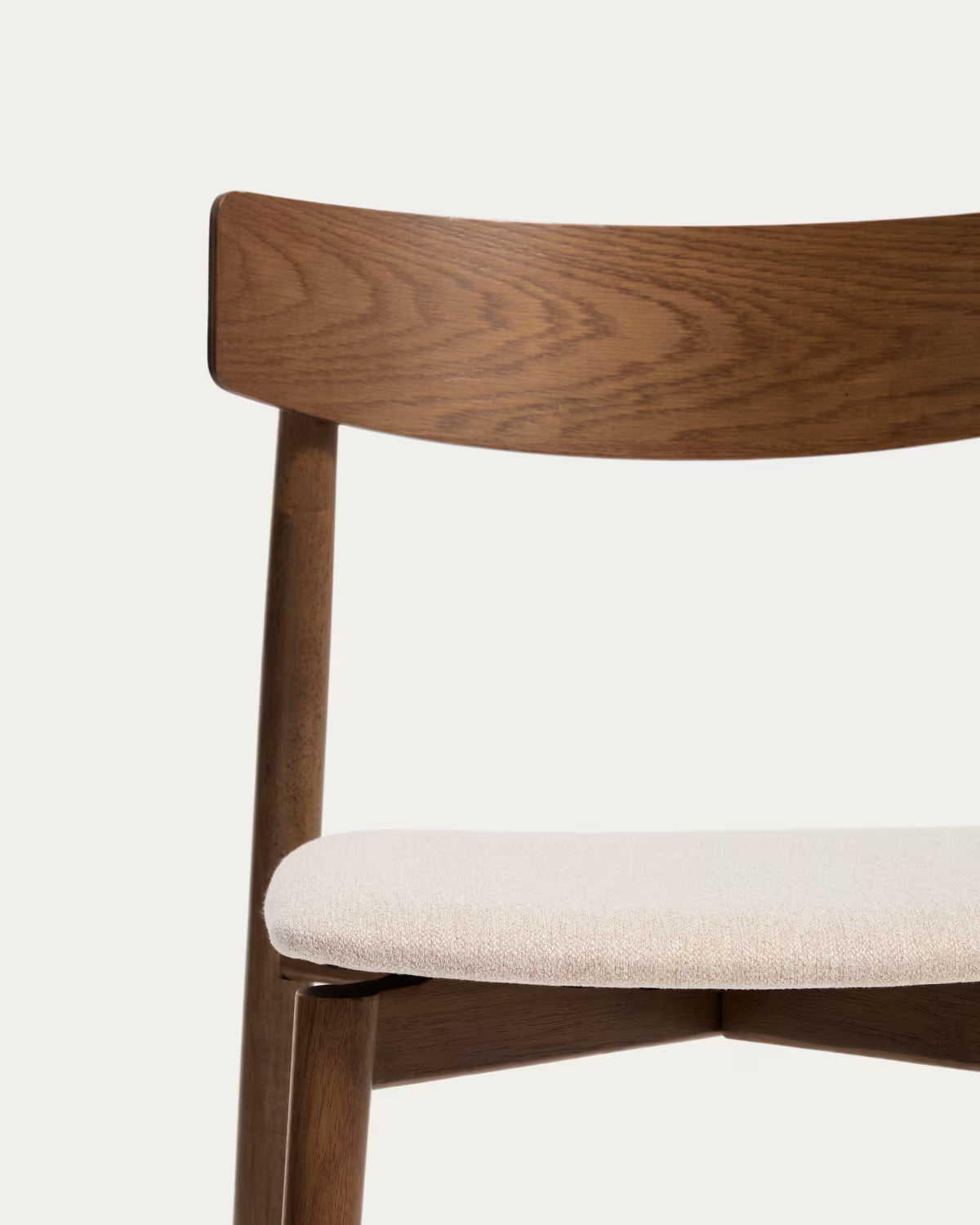 Stoel EVERA in beige chenille met een donkere gefineerde eiken basis.