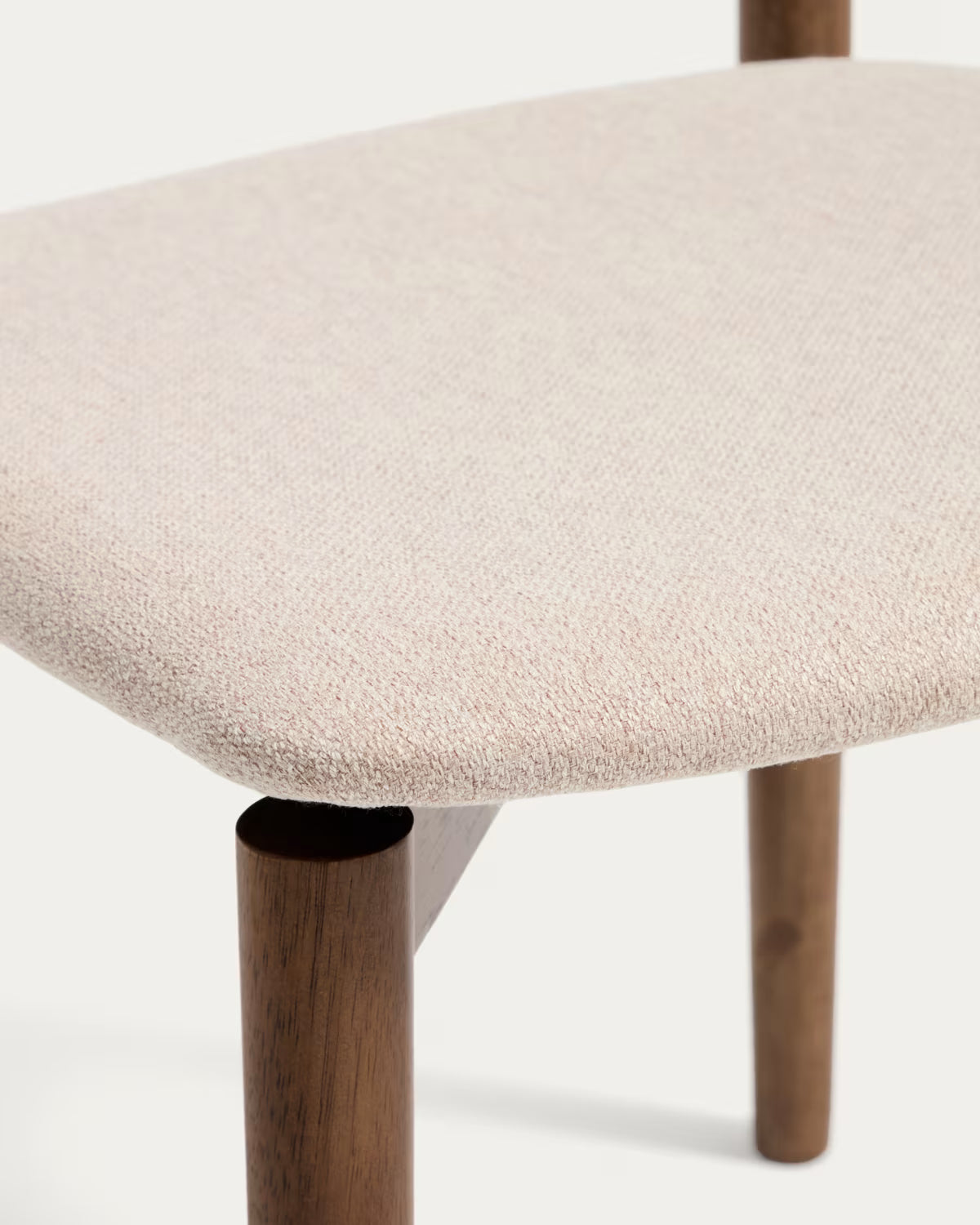 Stoel EVERA in beige chenille met een donkere gefineerde eiken basis.