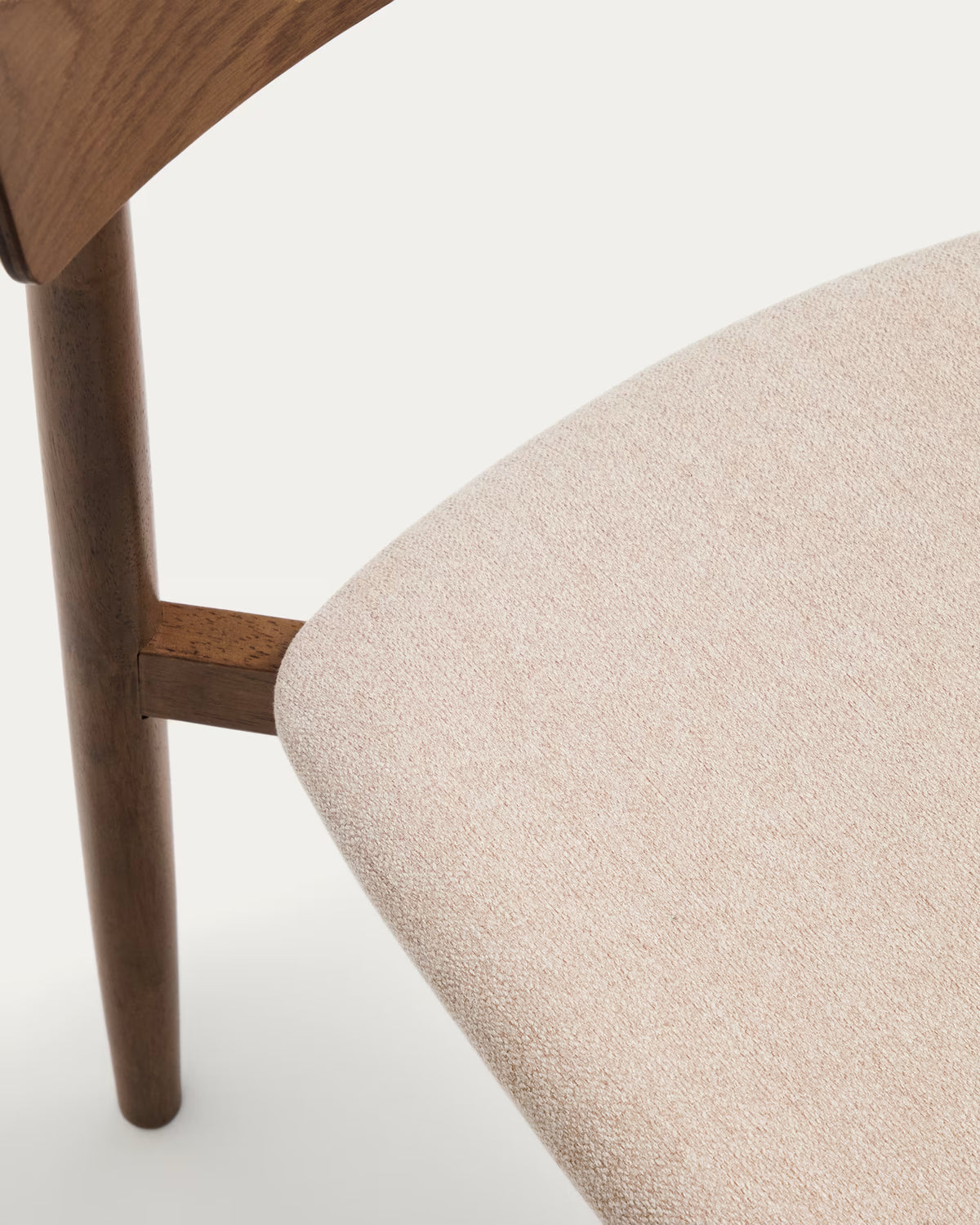Stoel EVERA in beige chenille met een donkere gefineerde eiken basis.