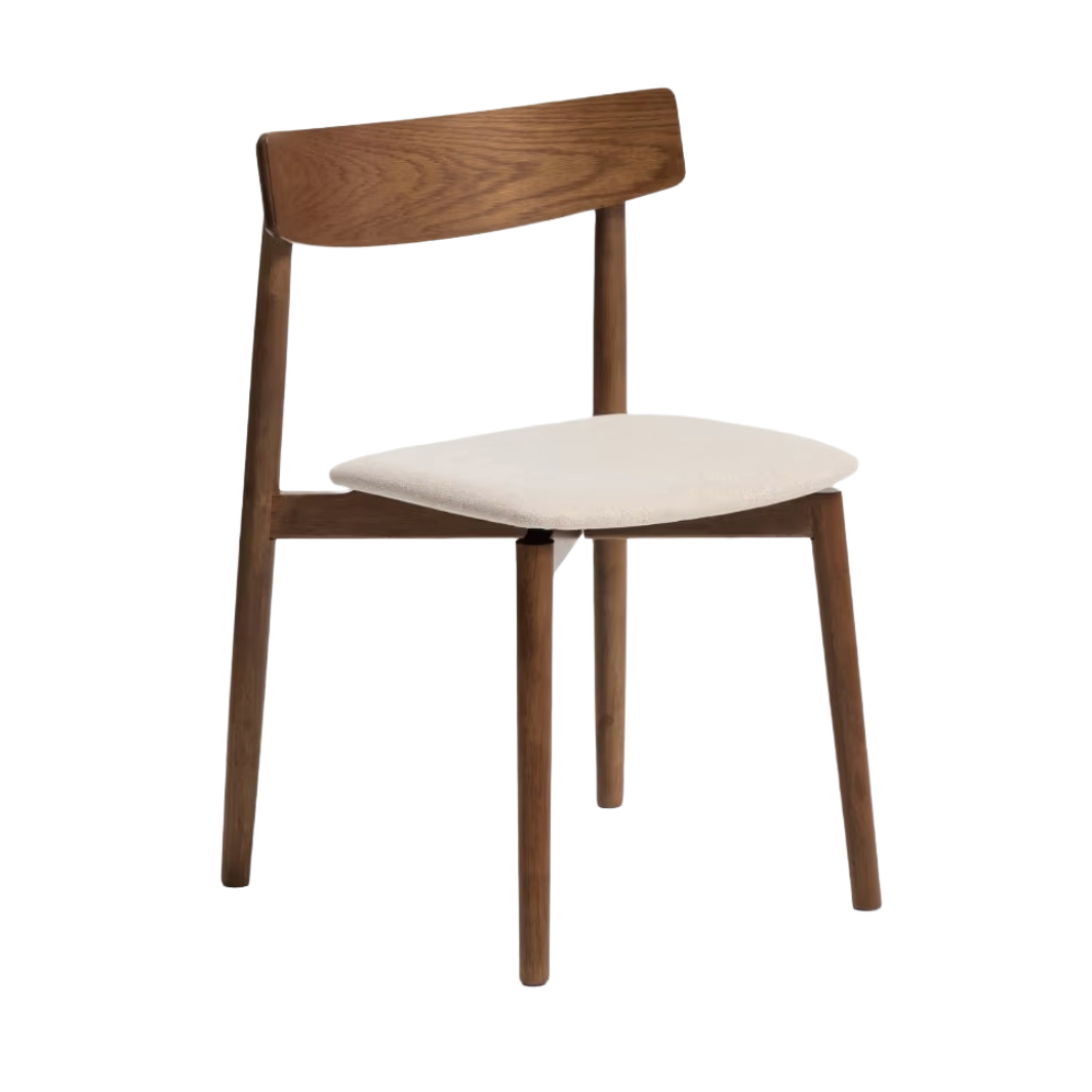 Stoel EVERA in beige chenille met een donkere gefineerde eiken basis.