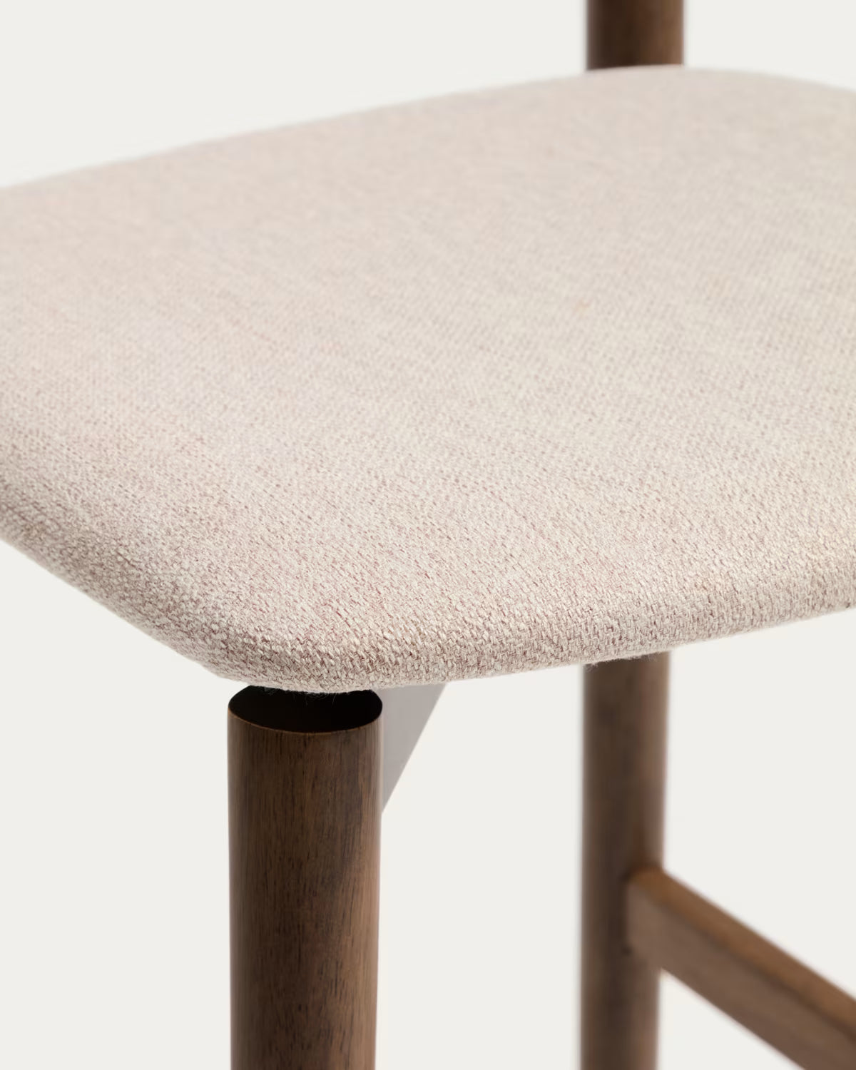 Barstoel EVERA beige chenille met een donkere gefineerde eiken basis