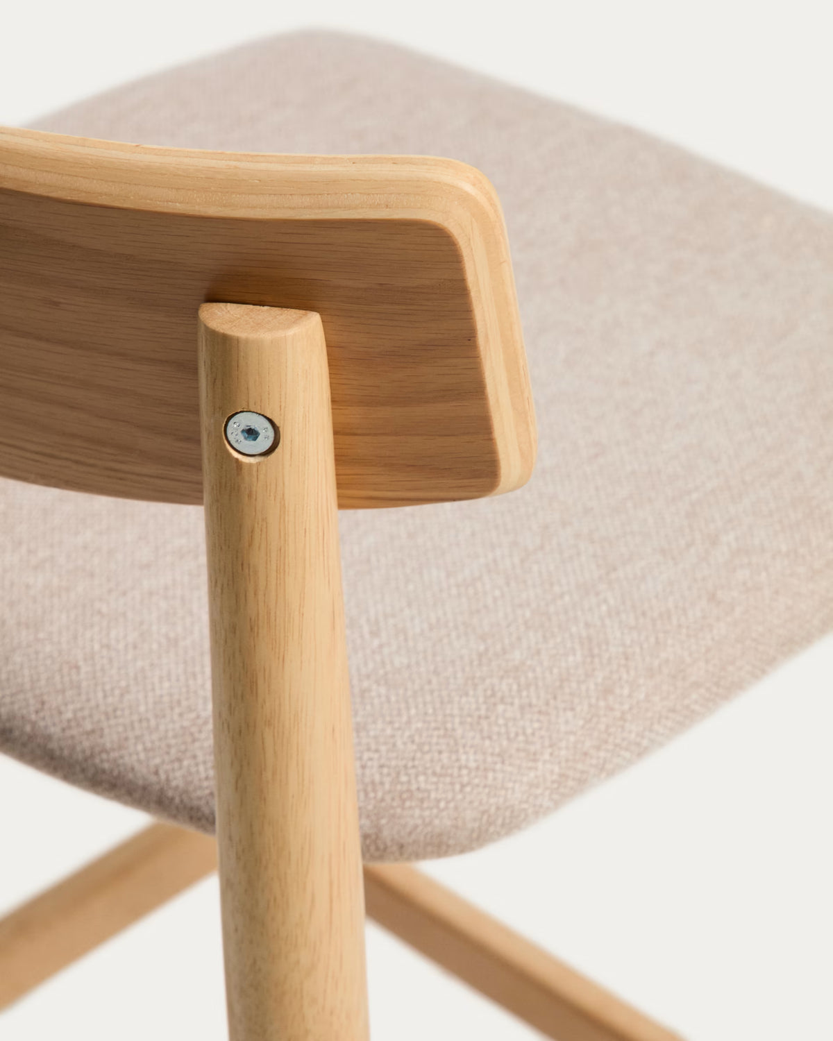 Barstoel EVERA beige chenille met een gefineerde eiken basis