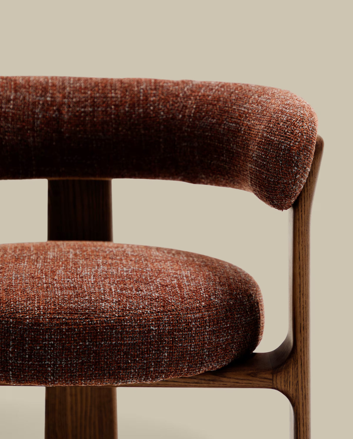 Stoel met armleuningen GRANITE bruin chenille met een donkere essen basis