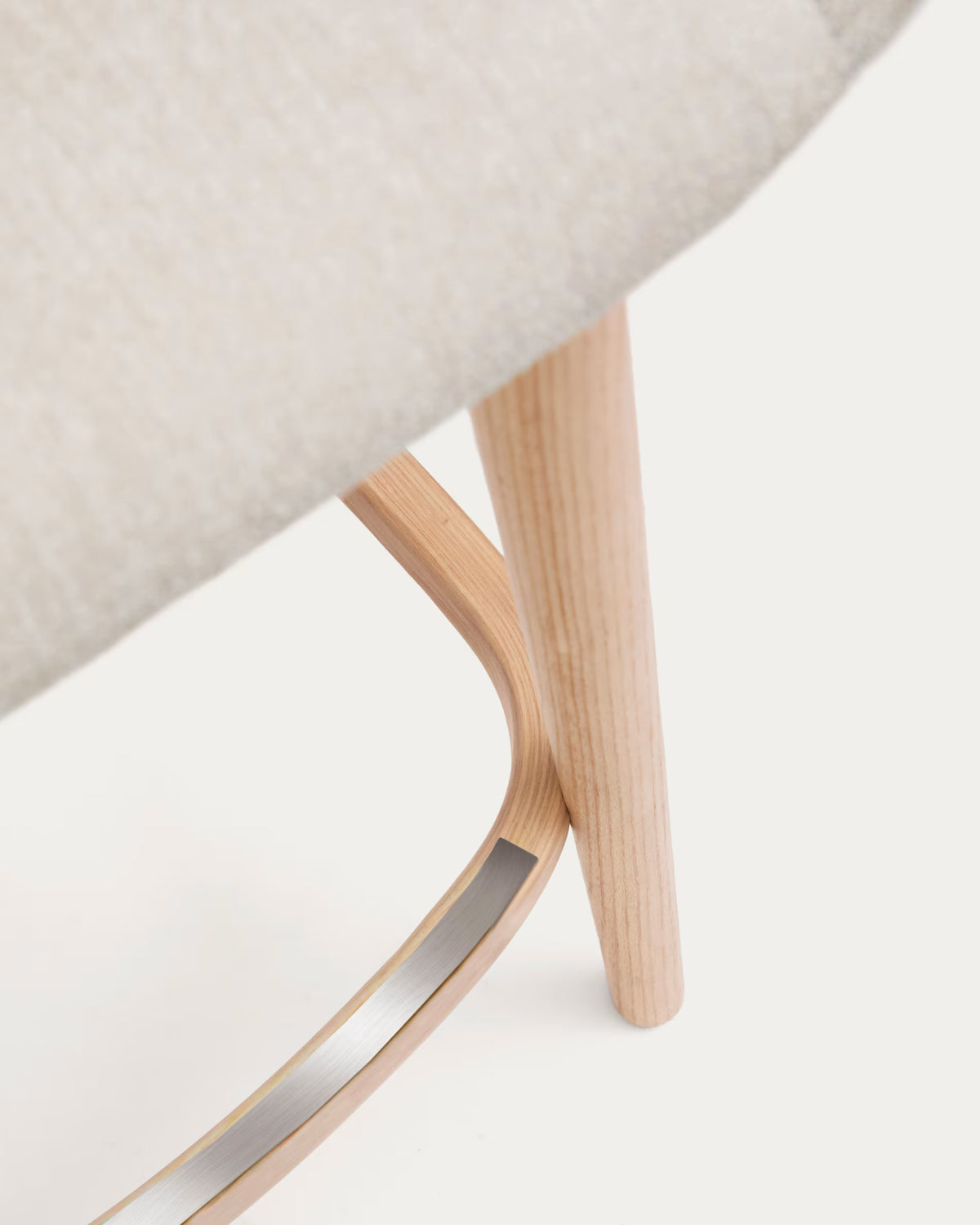 Barkruk KONNA beige met essen voetstuk