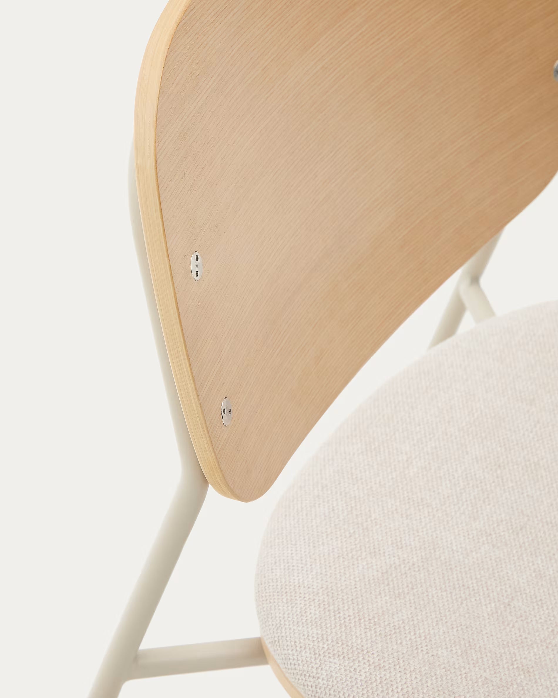 Stoel MELI van populieren multiplex met een beige chenille zitting