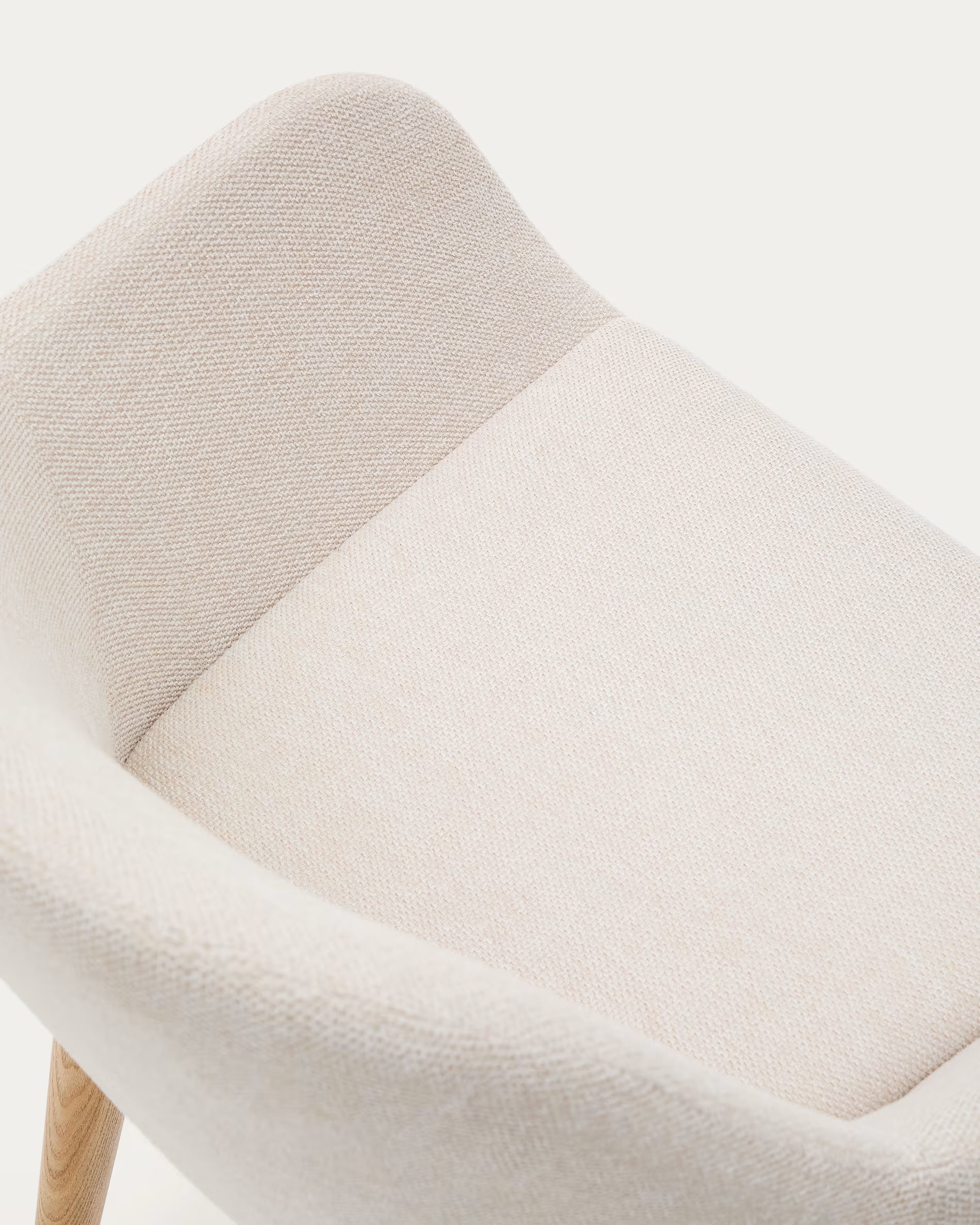 KONNA stoel beige chenille met een essen basis
