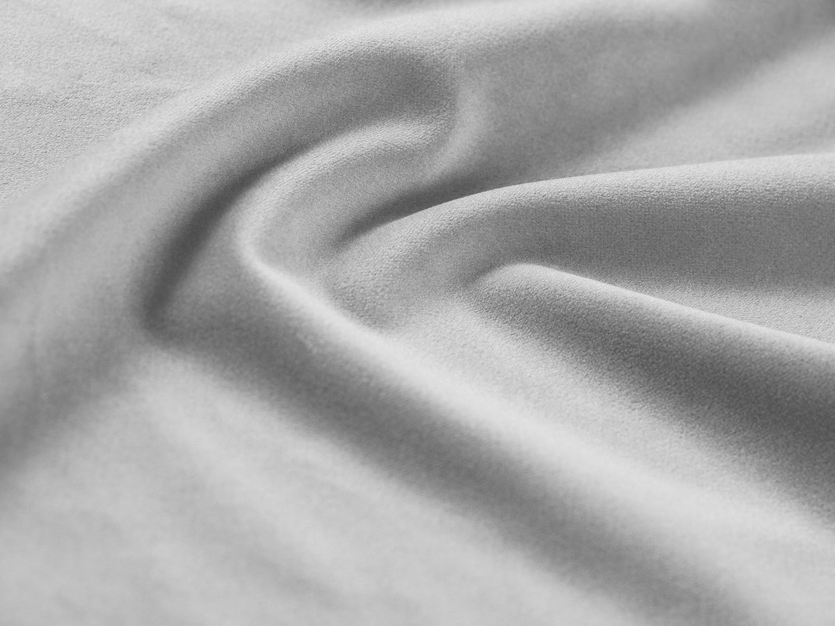 Sofa aksamitna 4-osobowa CHICAGO jasnoszary do salonu – Cosmopolitan Design
