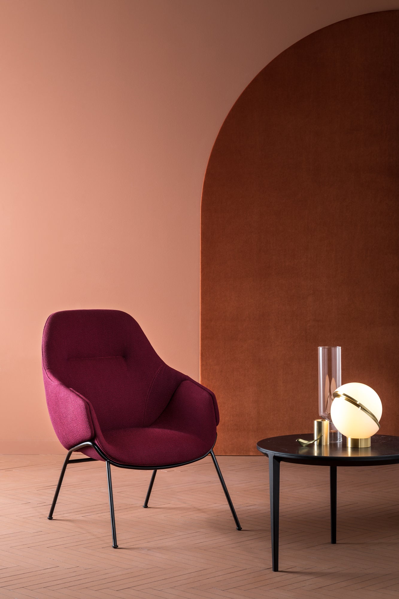 Tafellamp CRESCENT met opalen glazen kap en messing voet