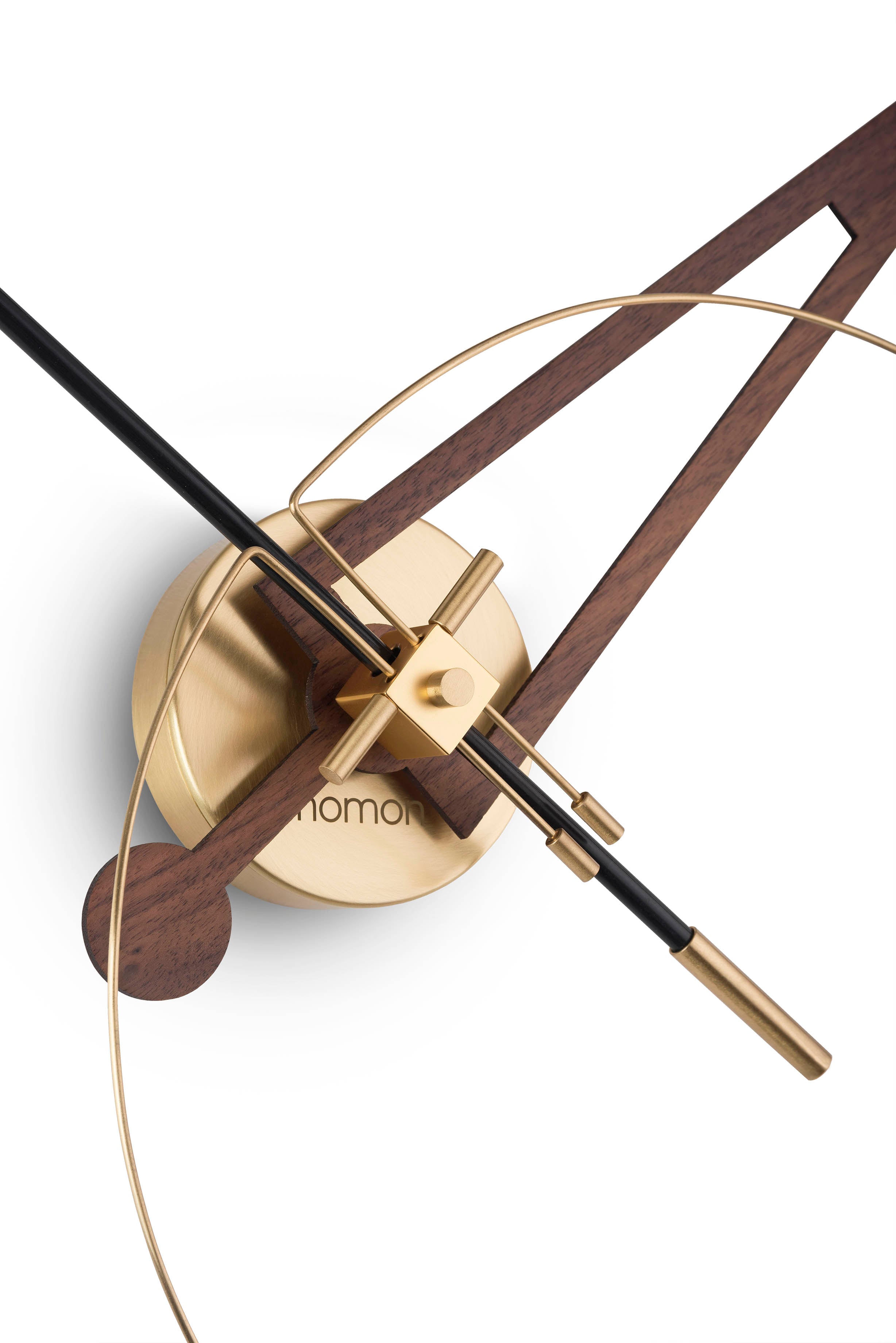 Wanduhr CRIS aus Nussbaumholz mit messingfarbener Oberfläche