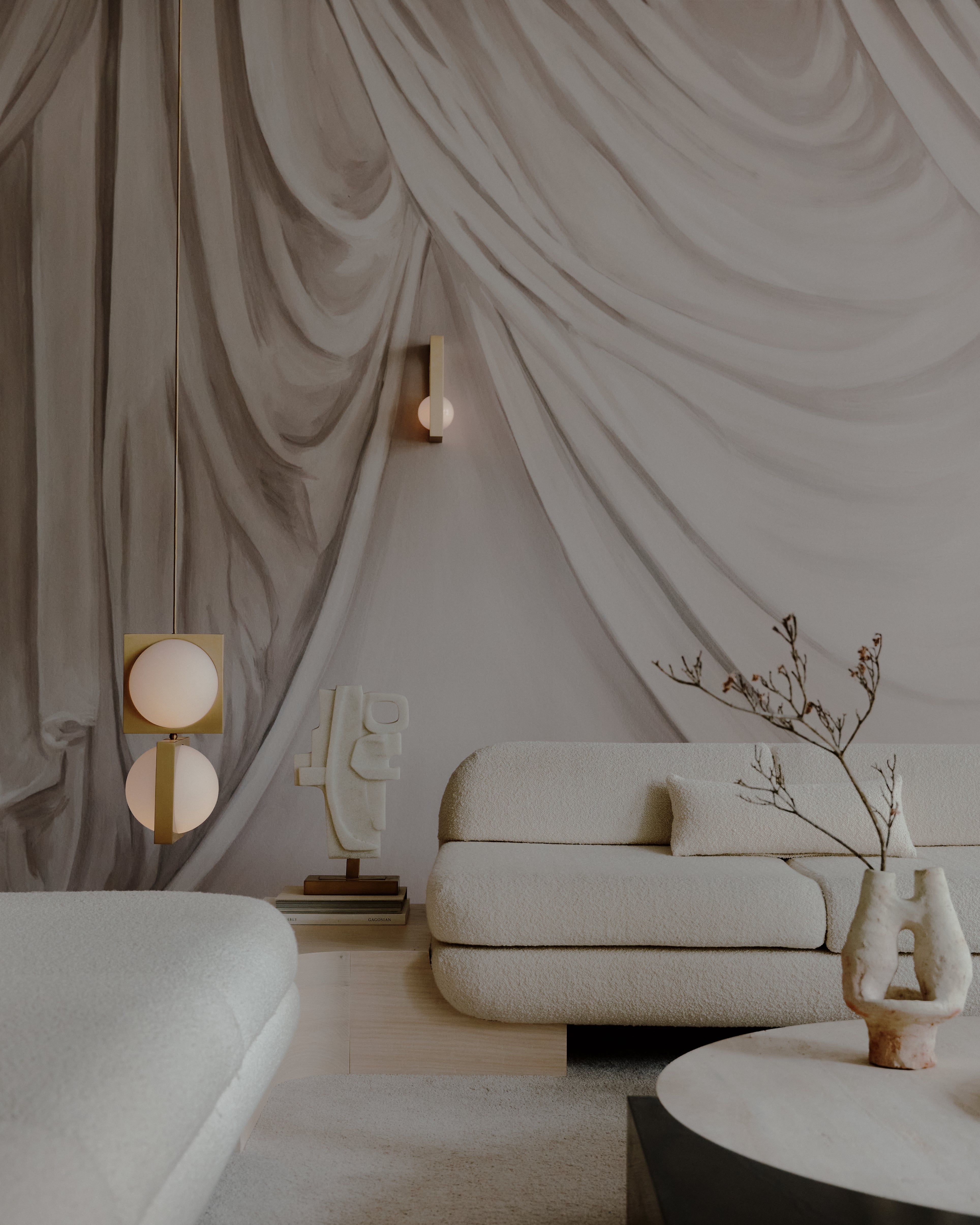 Wandlamp SOLSTICE met opaal glazen kap en messing.