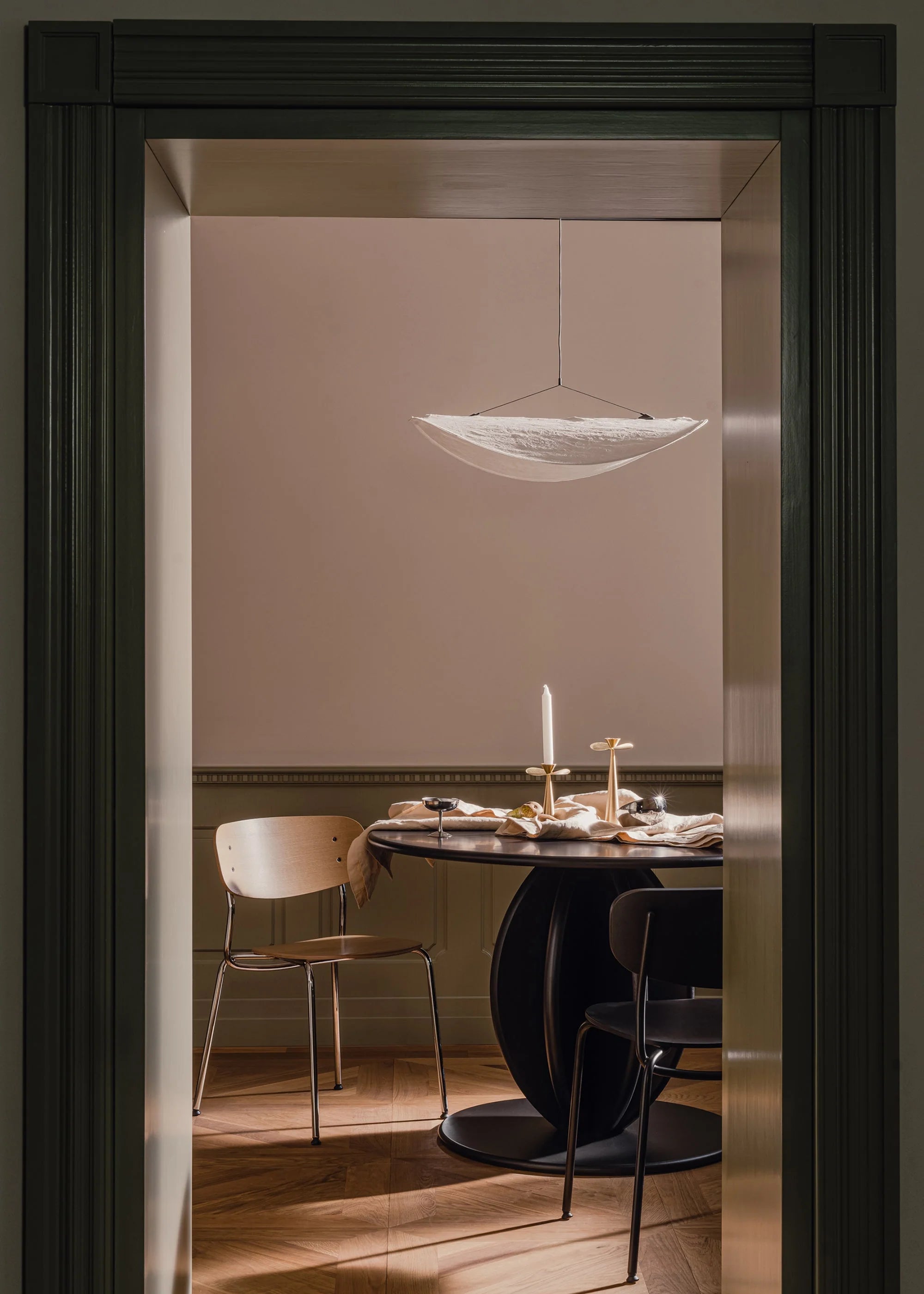 Stuhl SPLOT aus Eichenholz mit verchromtem Gestell