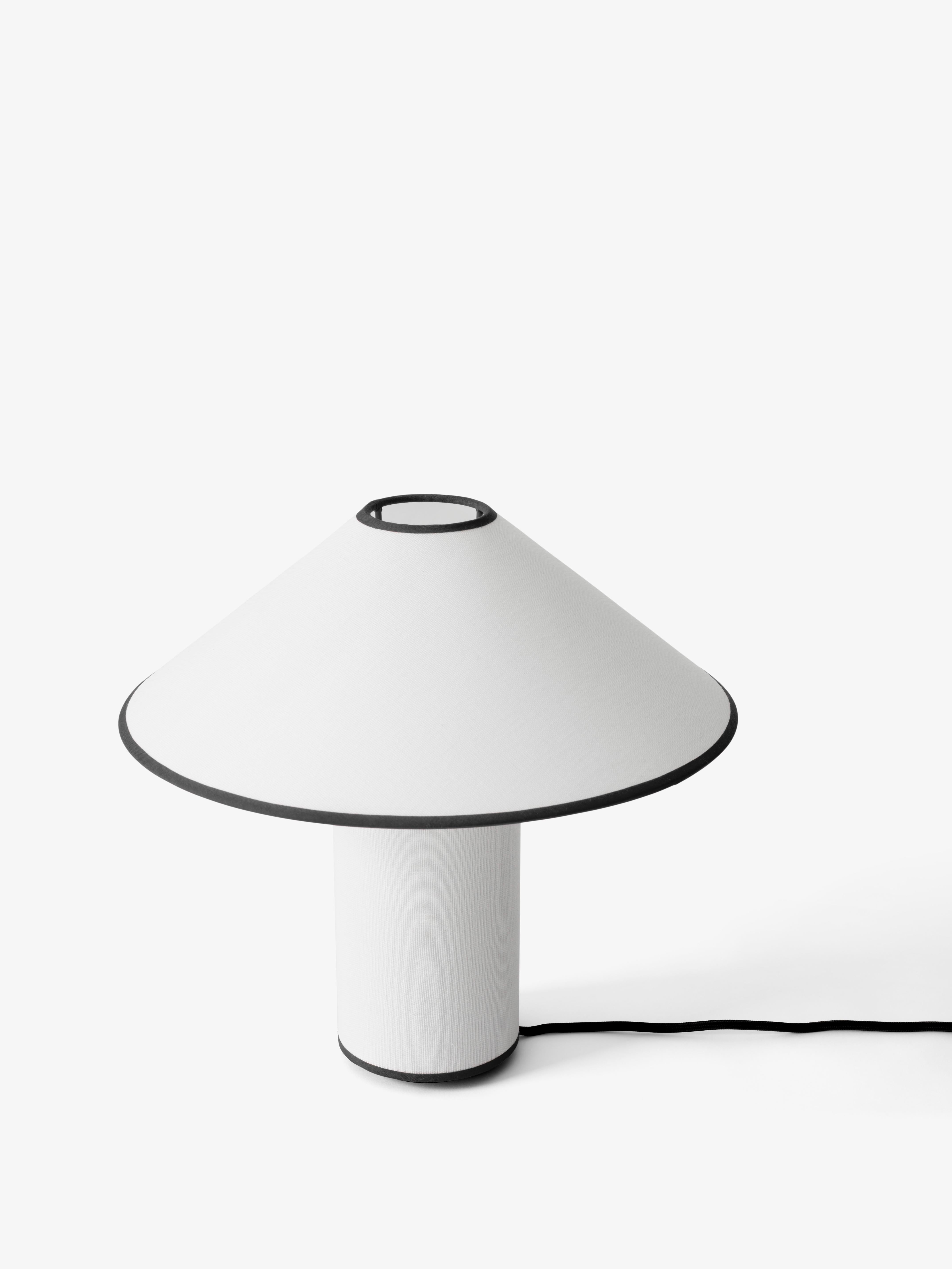 Lampa stołowa COLETTE ATD6 biały z czarnym wykończeniem – &Tradition