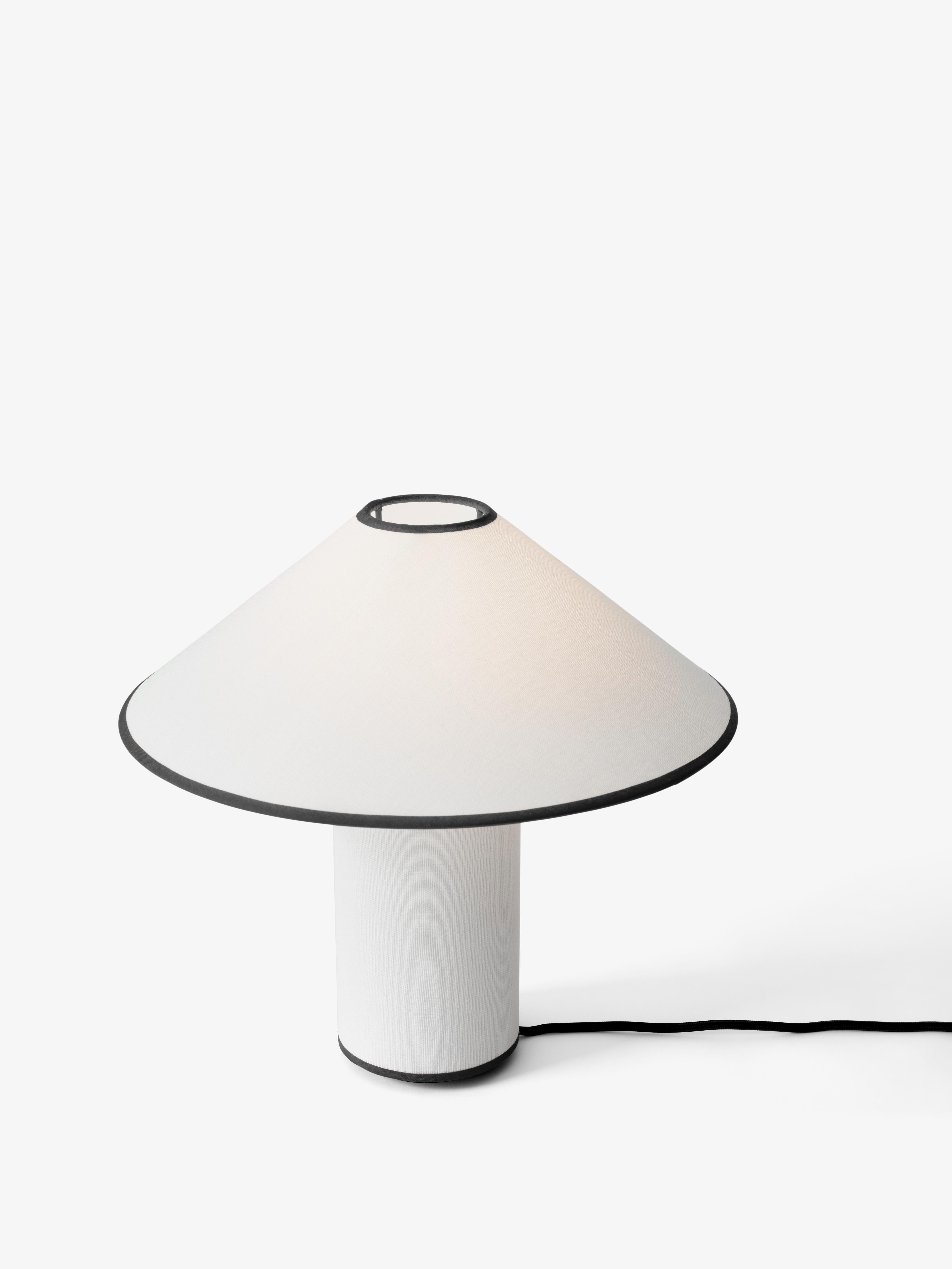 Lampa stołowa COLETTE ATD6 biały z czarnym wykończeniem, marka &Tradition