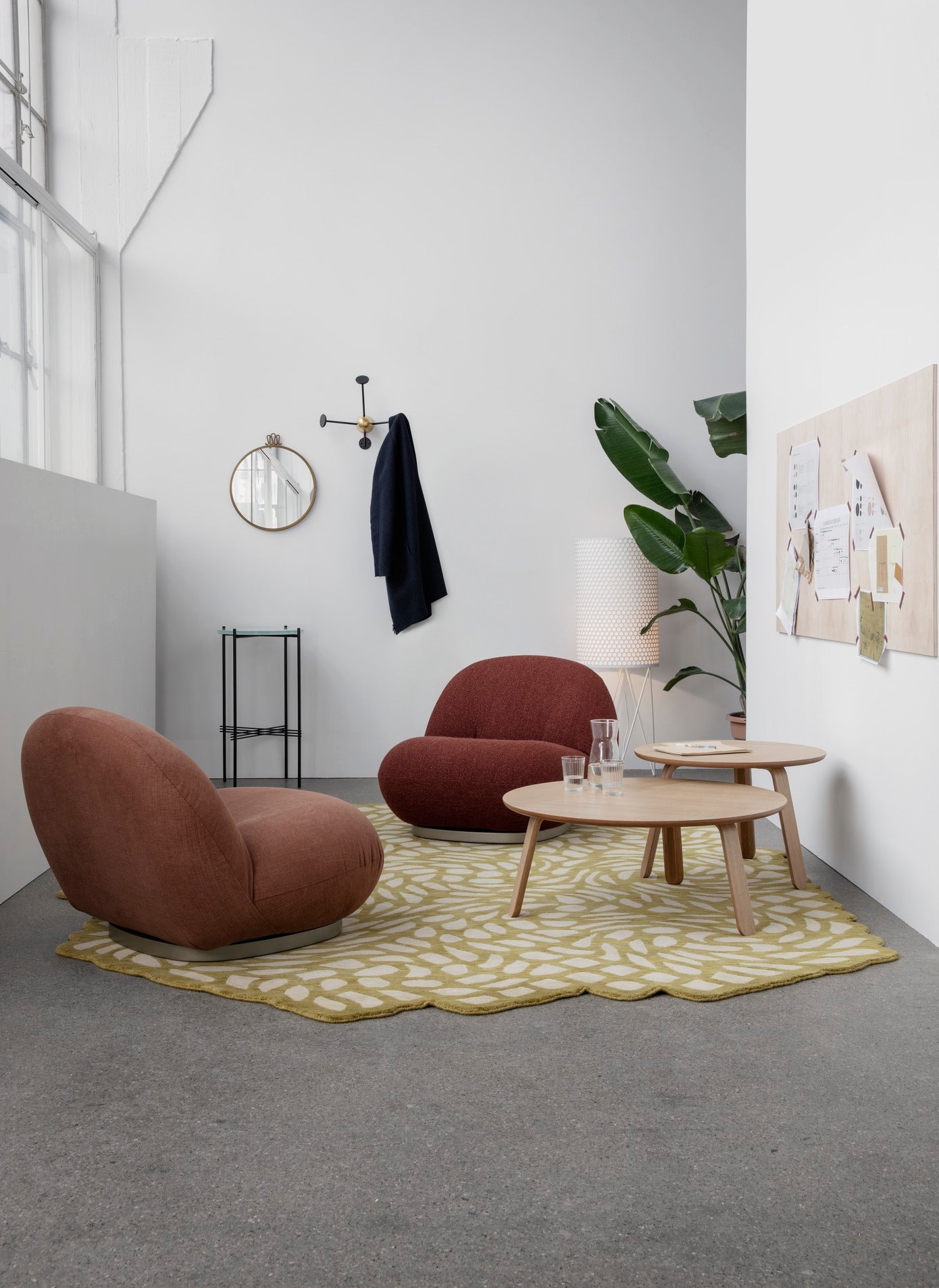 MATÉGOT Kleiderständer in Creme mit Bordeaux