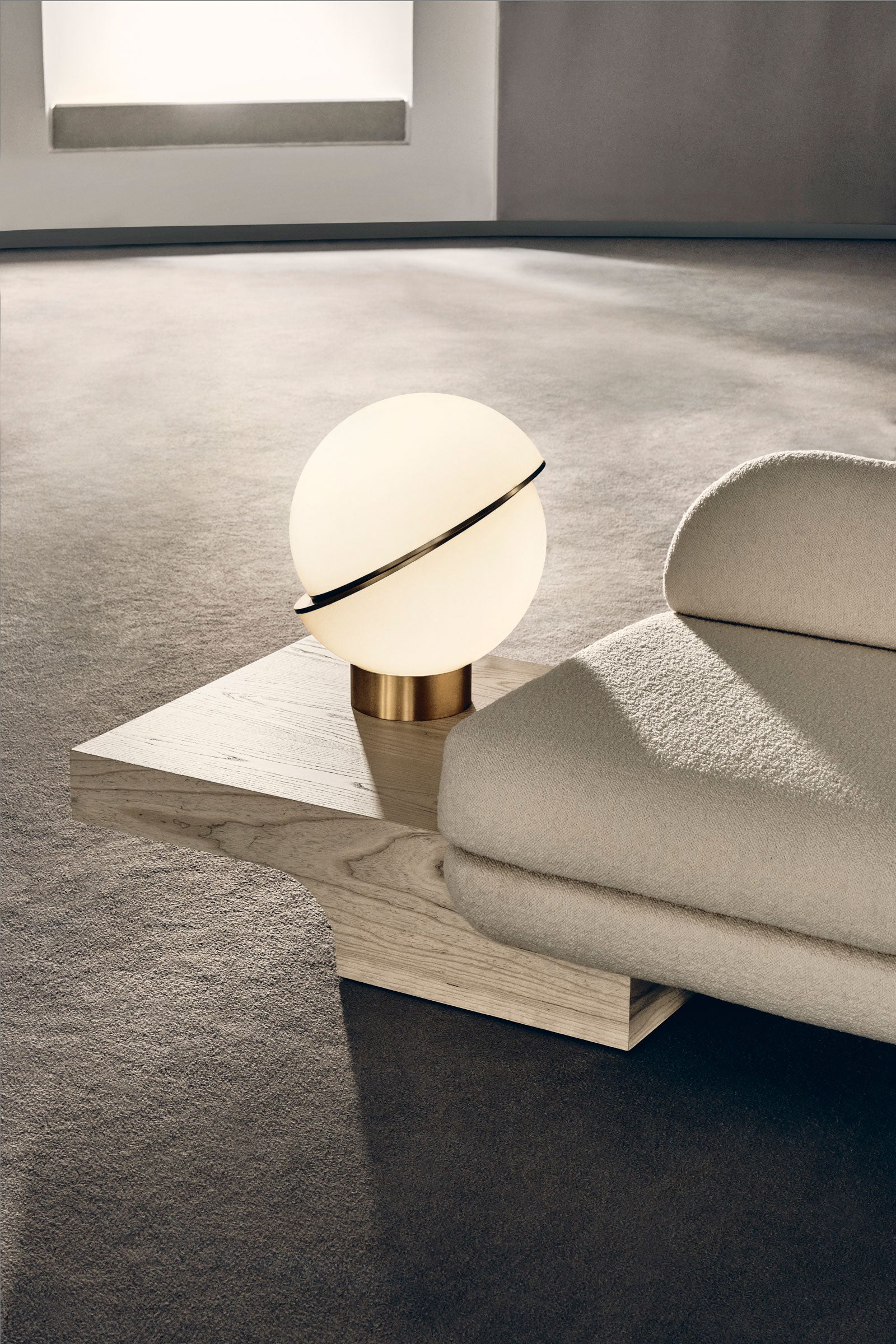 Tafellamp CRESCENT met opalen glazen kap en messing voet