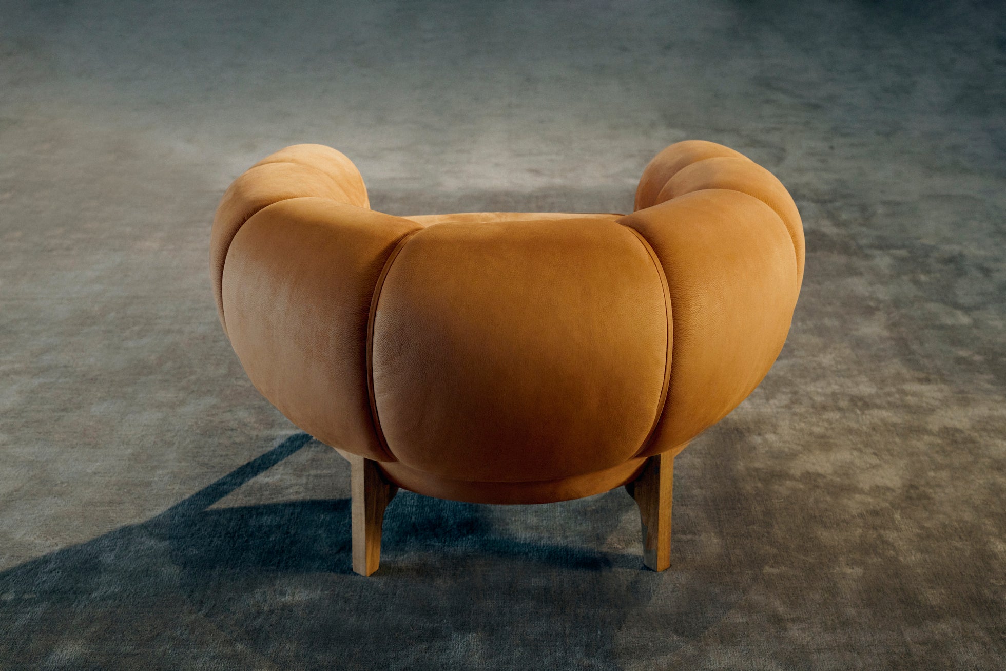 Fauteuil CROISSANT gestoffeerd met eiken basis