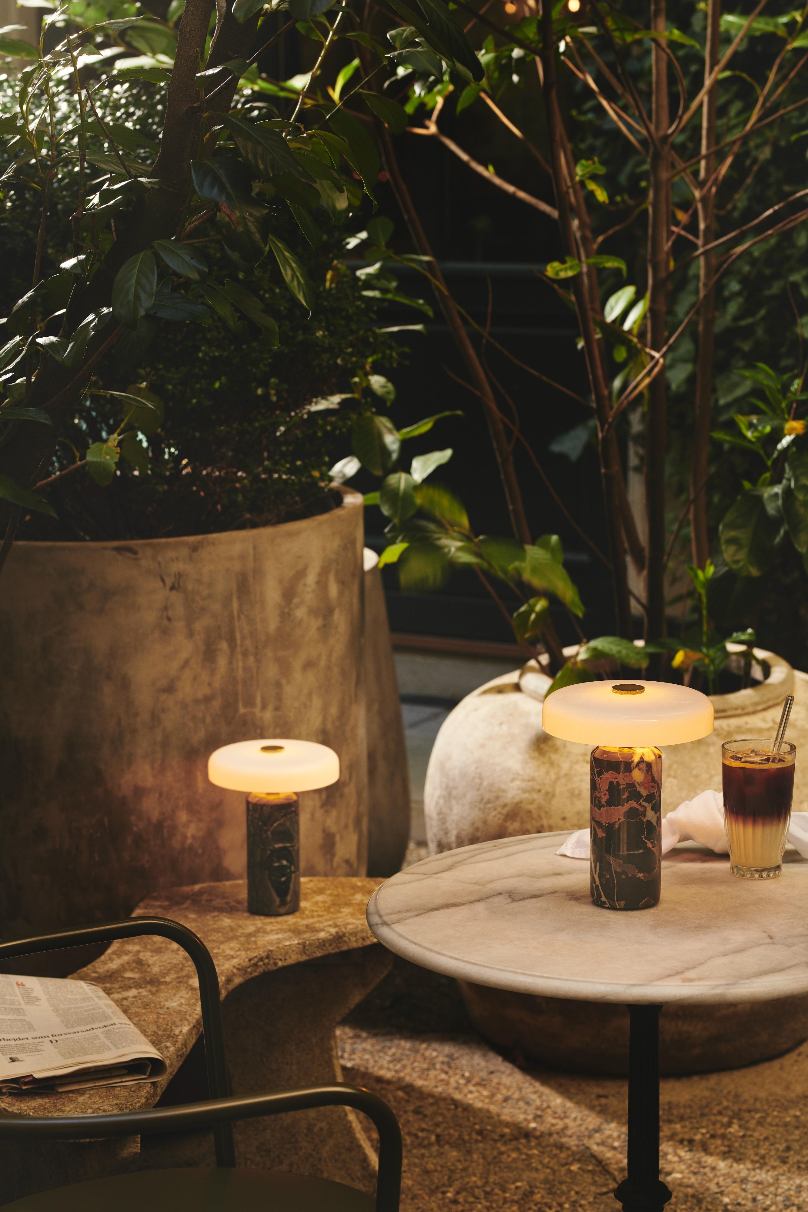 Draagbare lamp TRIP bordeaux marmer met melkachtig wit glas