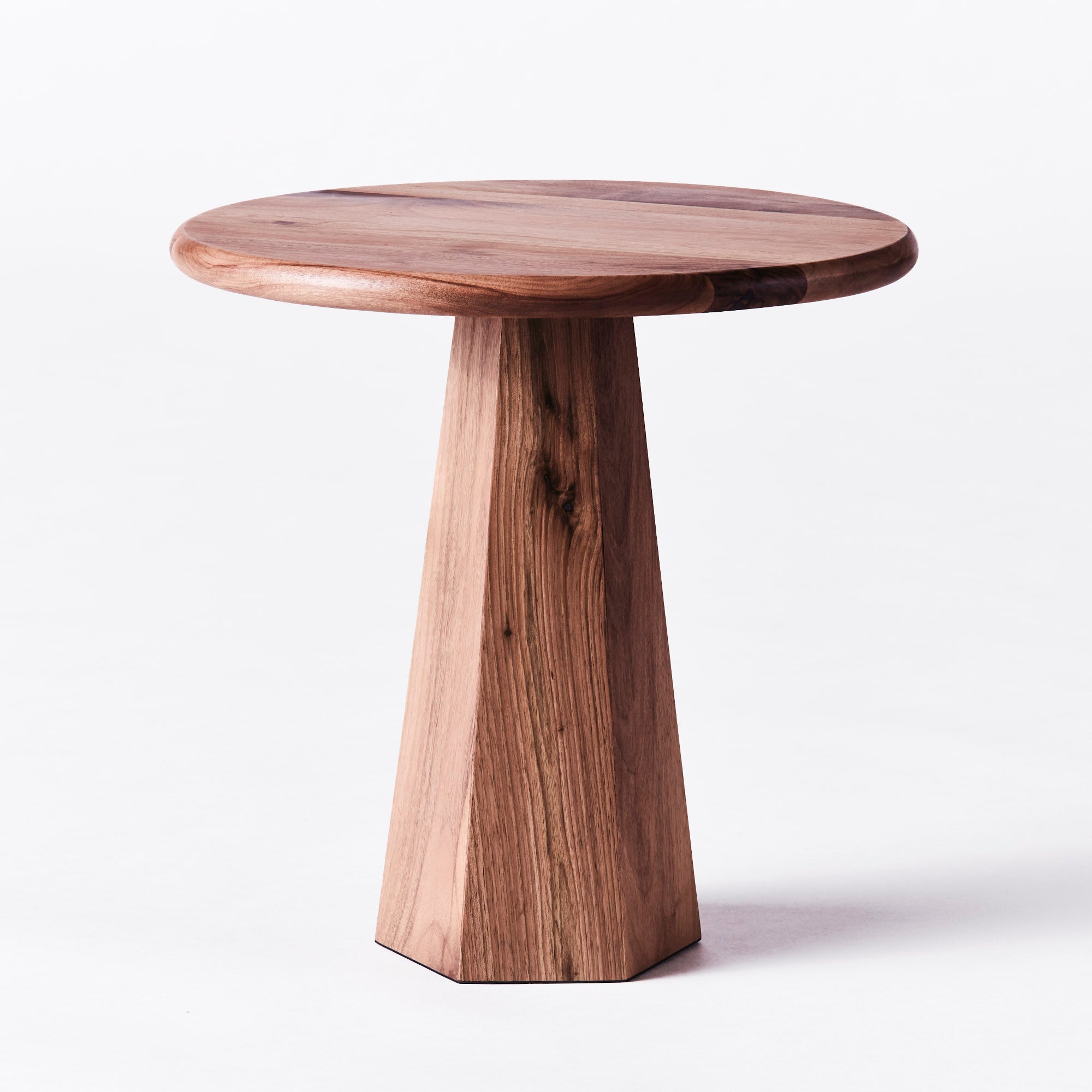 Zijtafel HEXAGON notenhout
