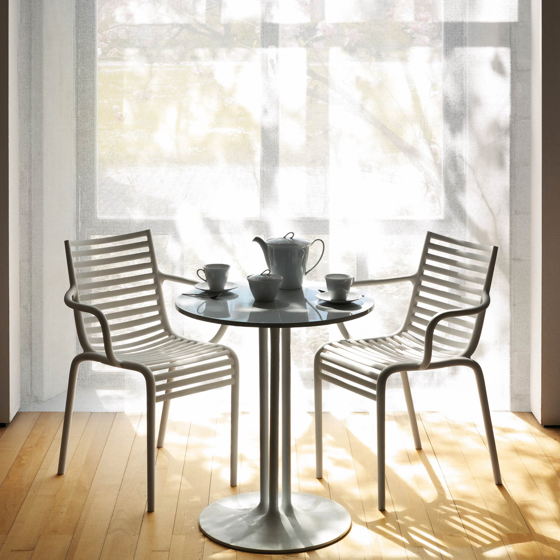 Wit PIP-E fauteuil met armleuningen