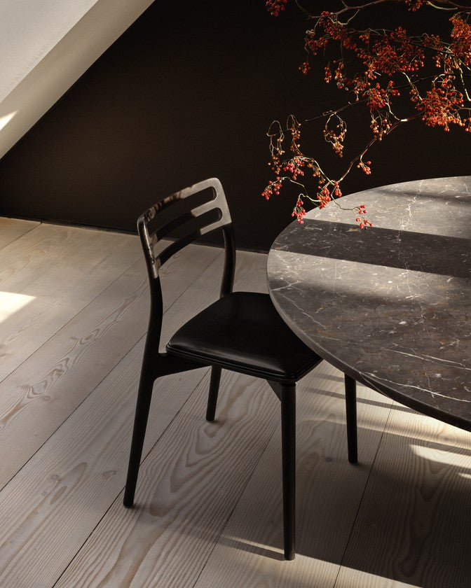 Stoel CABIN zwart leer met donkere eiken basis [Antonina] [Amelia spr]