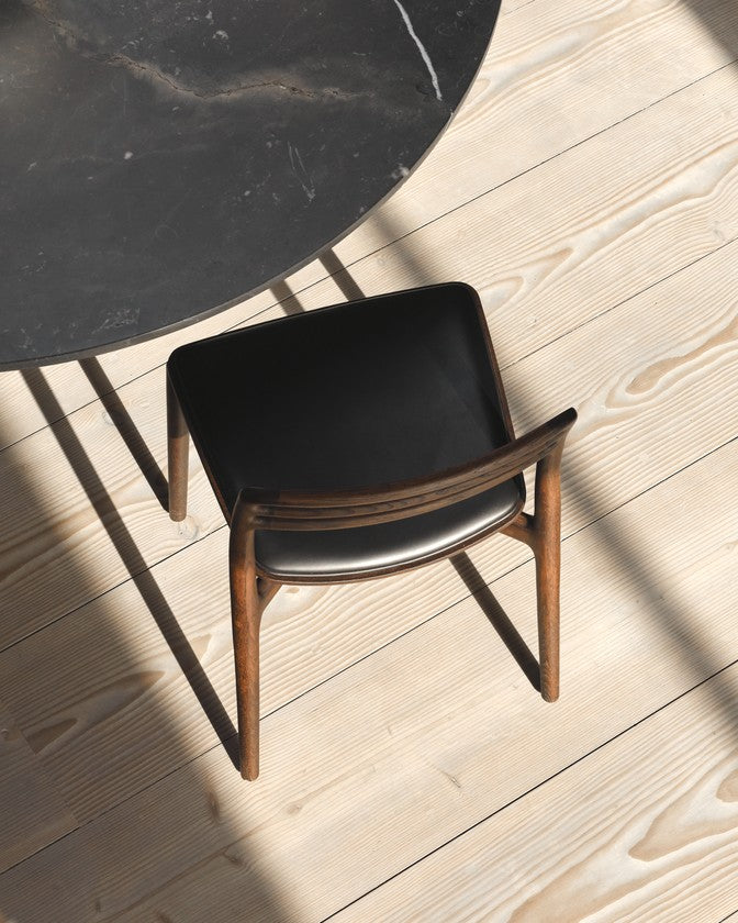 Stoel CABIN zwart leer met een donkere eiken basis
