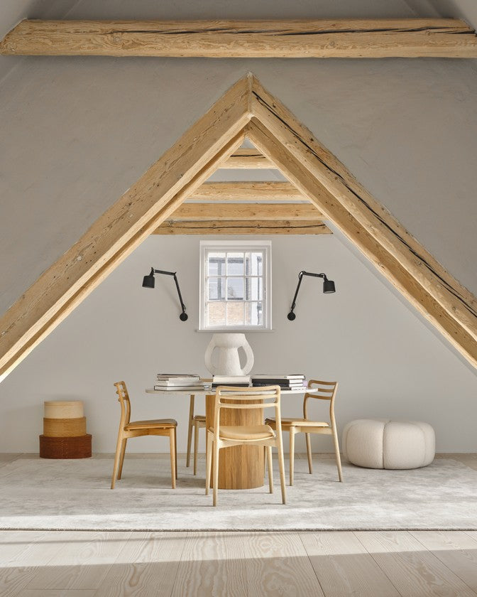 Runder Tisch CABIN mit grauer Marmorplatte und heller Eichenbasis
