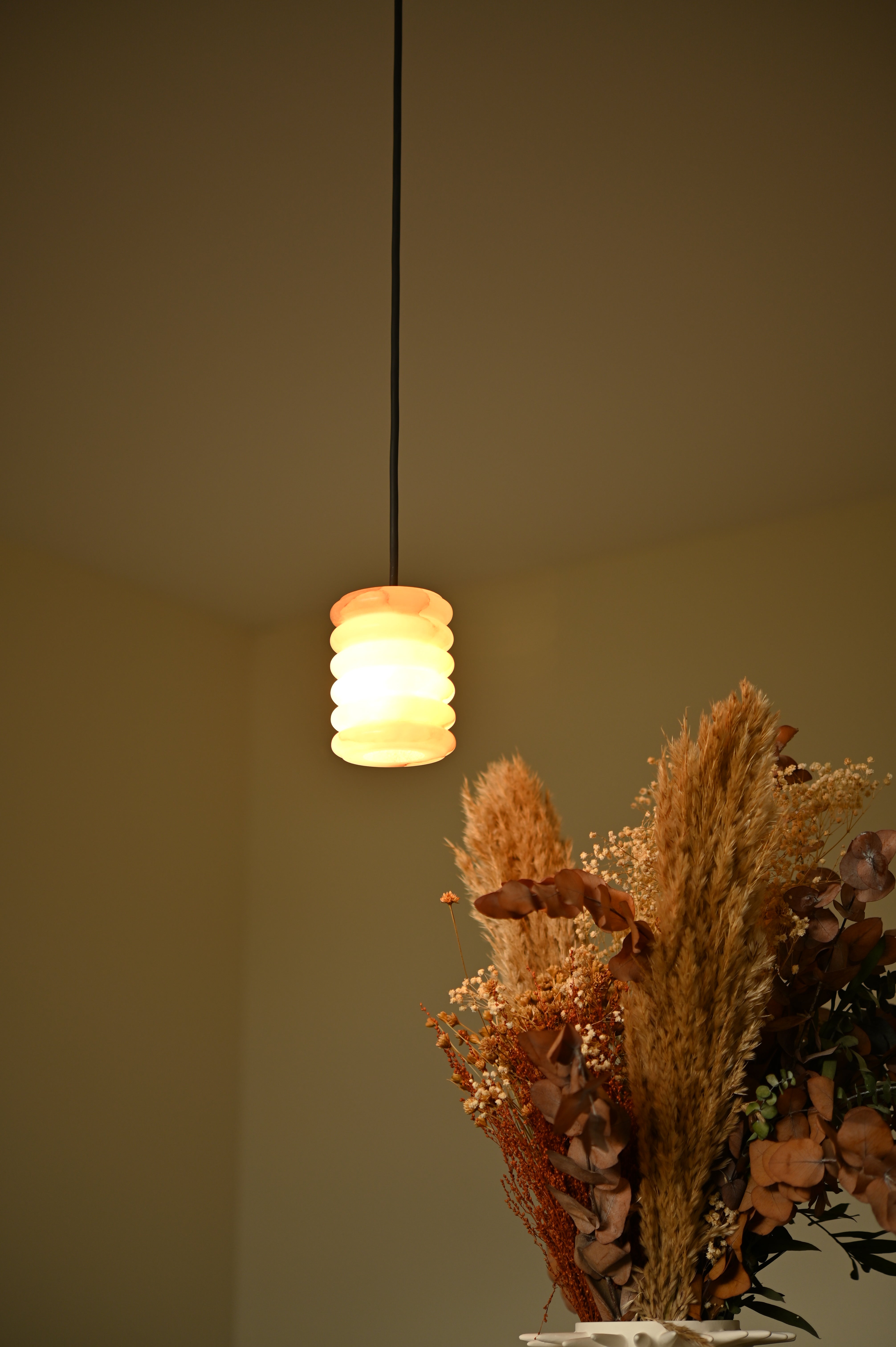 Hanglamp MANIKO FLUTA wit alabaster