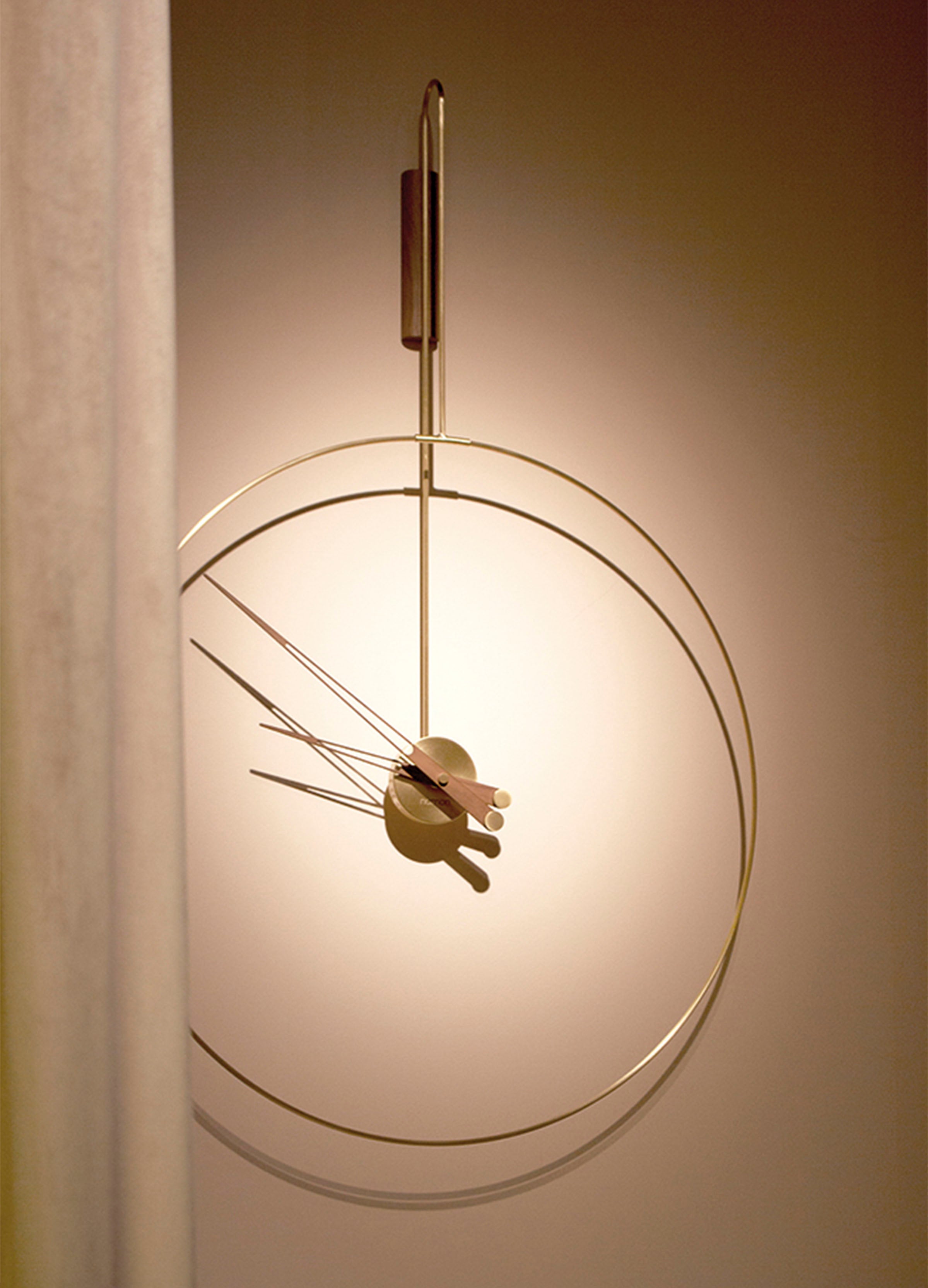 Wandklok DARO van notenhout met messing