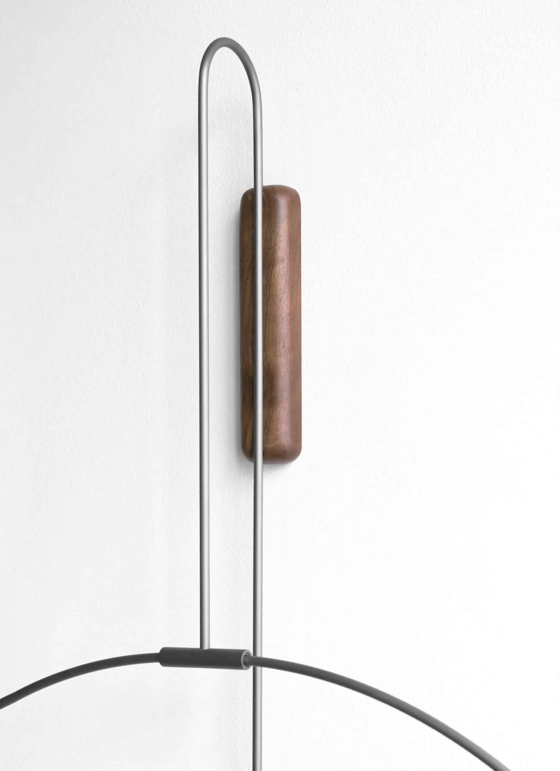 Wanduhr DARO aus Nussbaum mit Silber