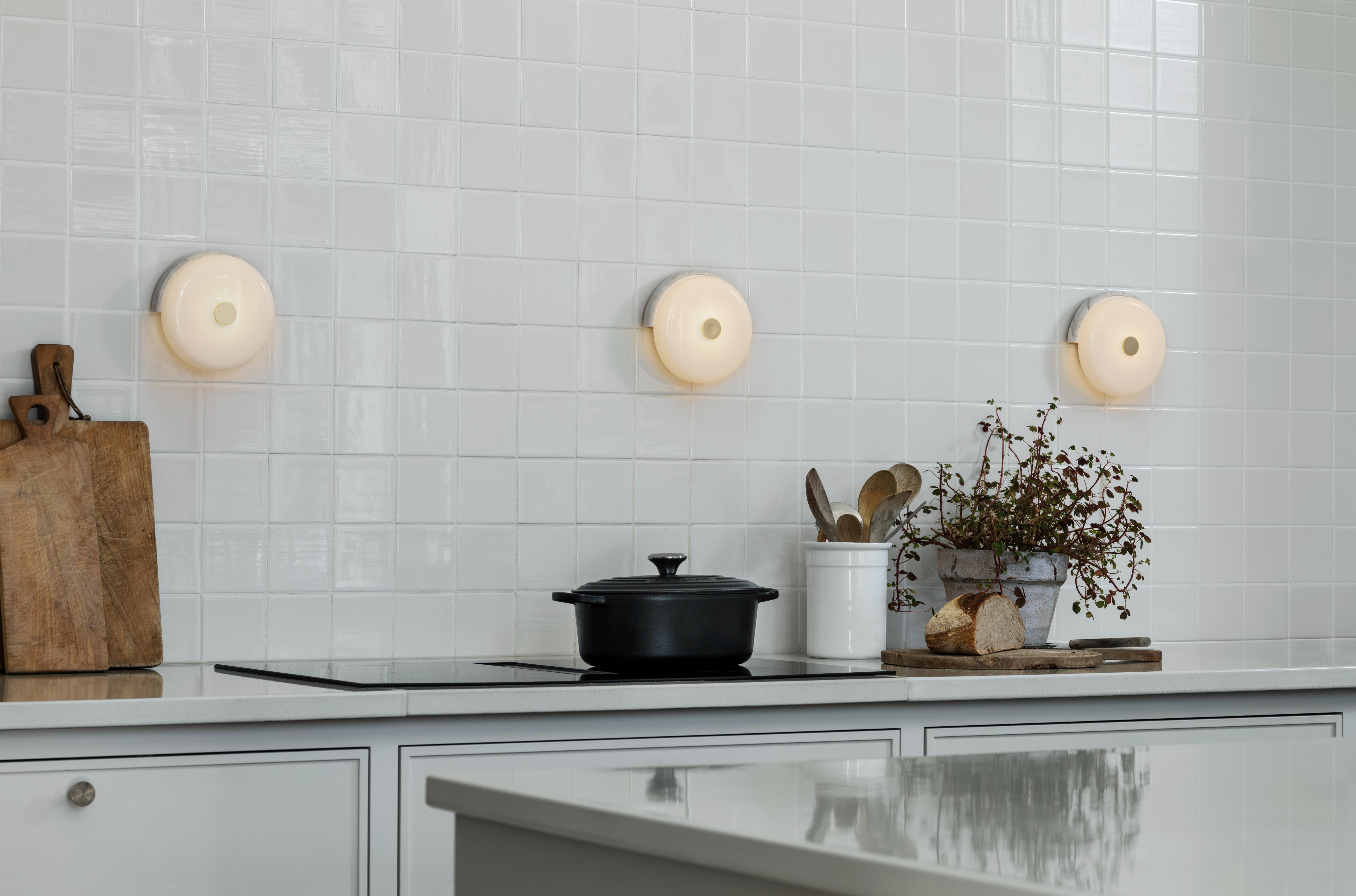 Wandlamp TRIP wit marmer met melkachtig wit glas