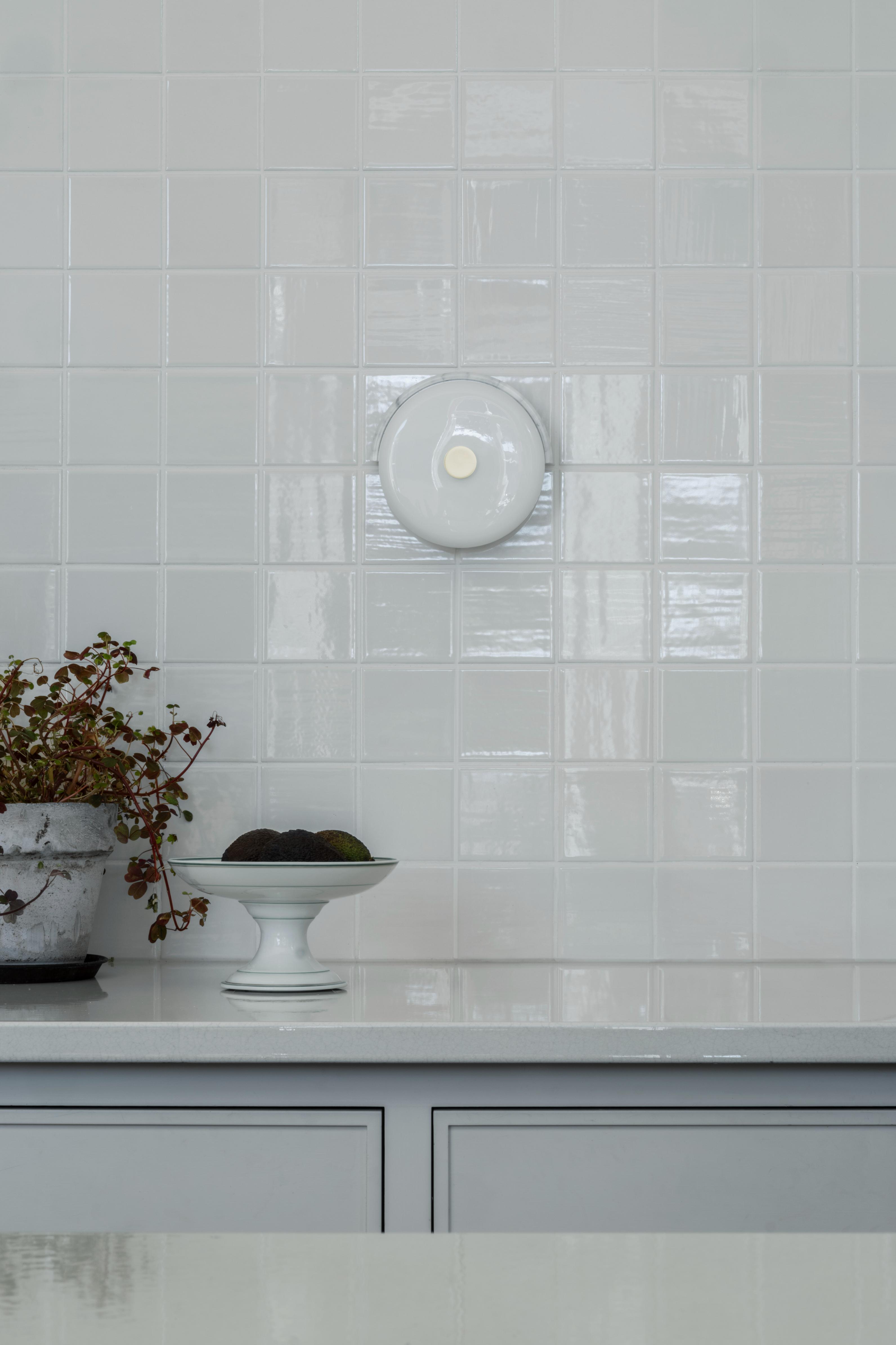 Wandlamp TRIP wit marmer met melkachtig wit glas