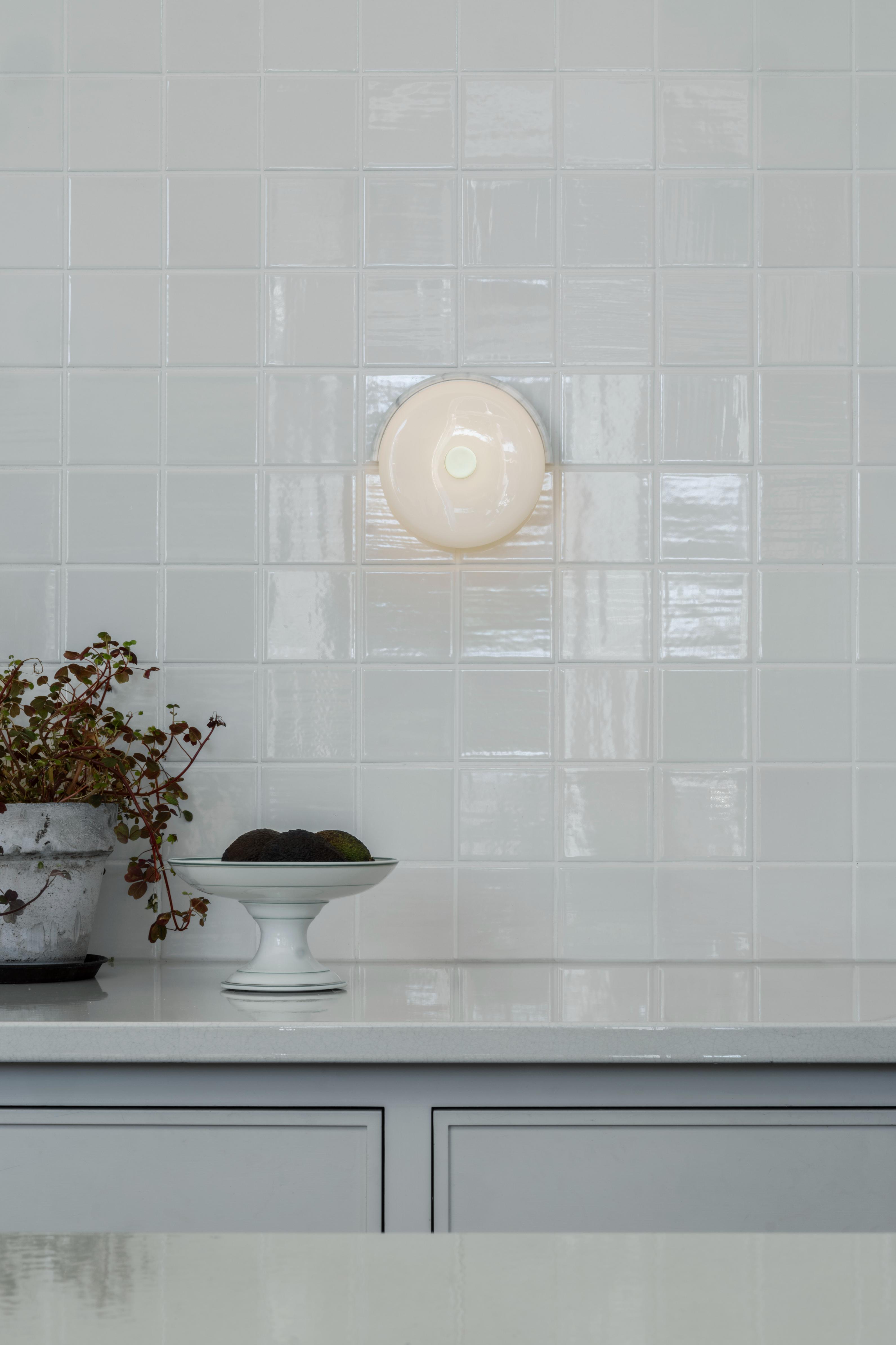 Wandlamp TRIP wit marmer met melkachtig wit glas