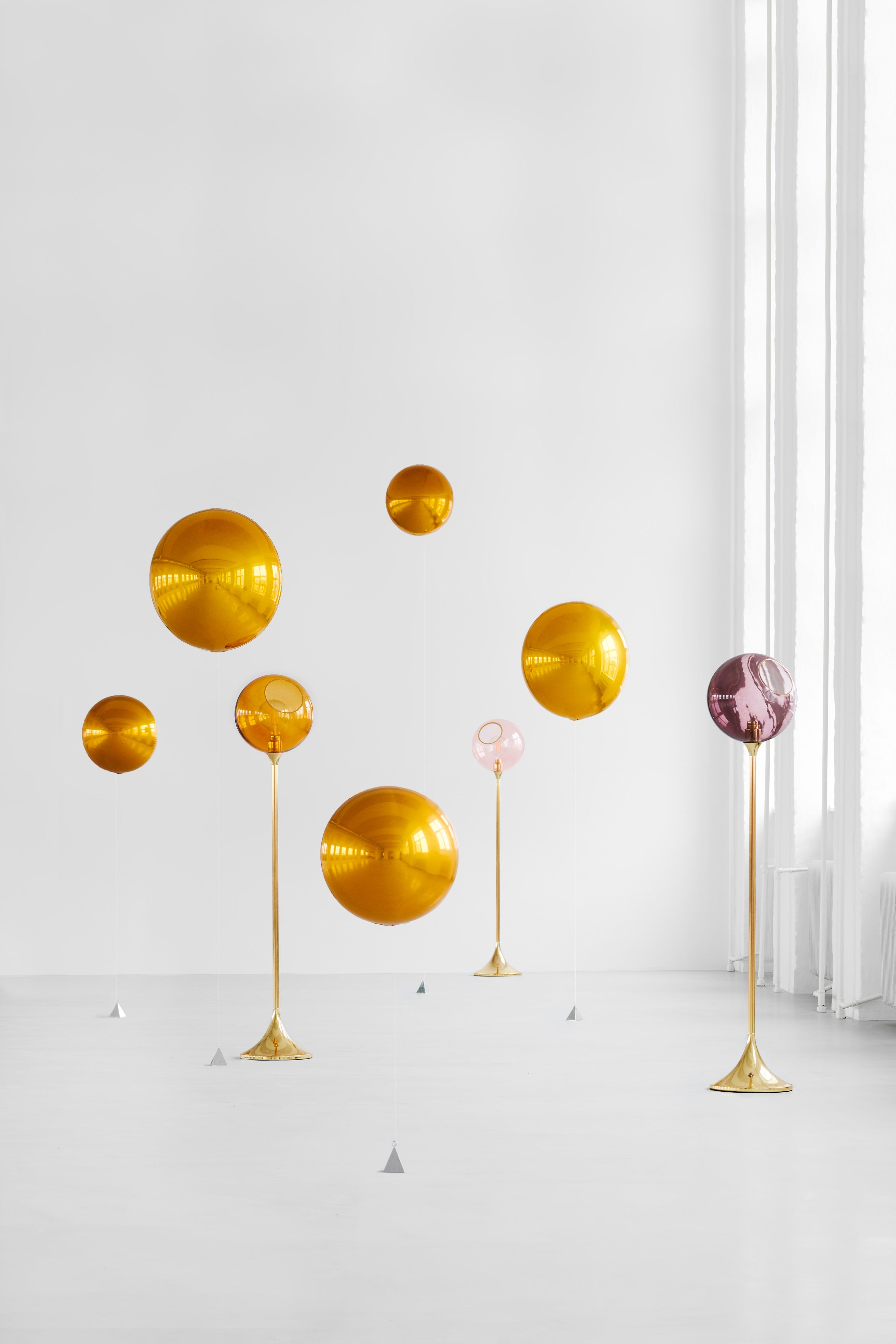 Stehlampe BALLROOM rosa mit goldenem Fuß