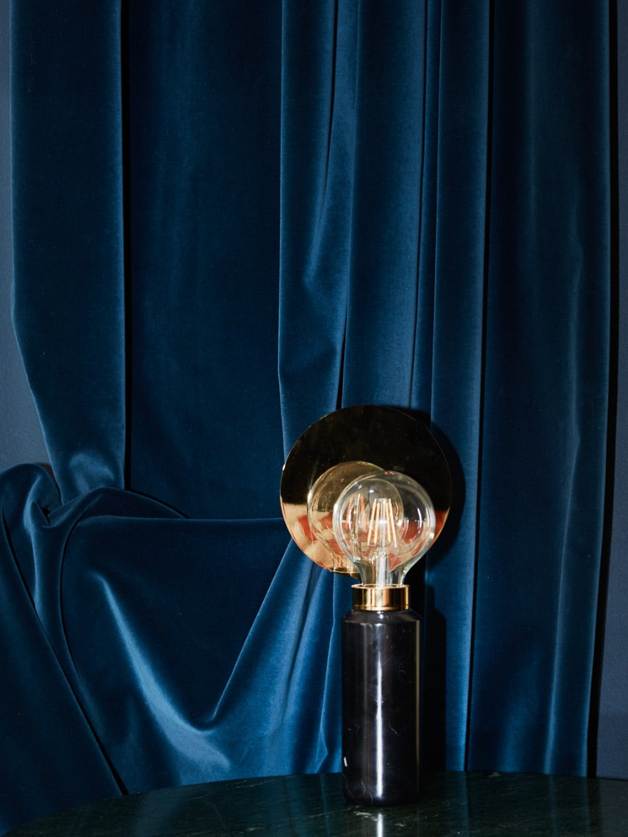 Tischlampe BLINDSPOT schwarzer Marmor mit messingfarbener Oberfläche