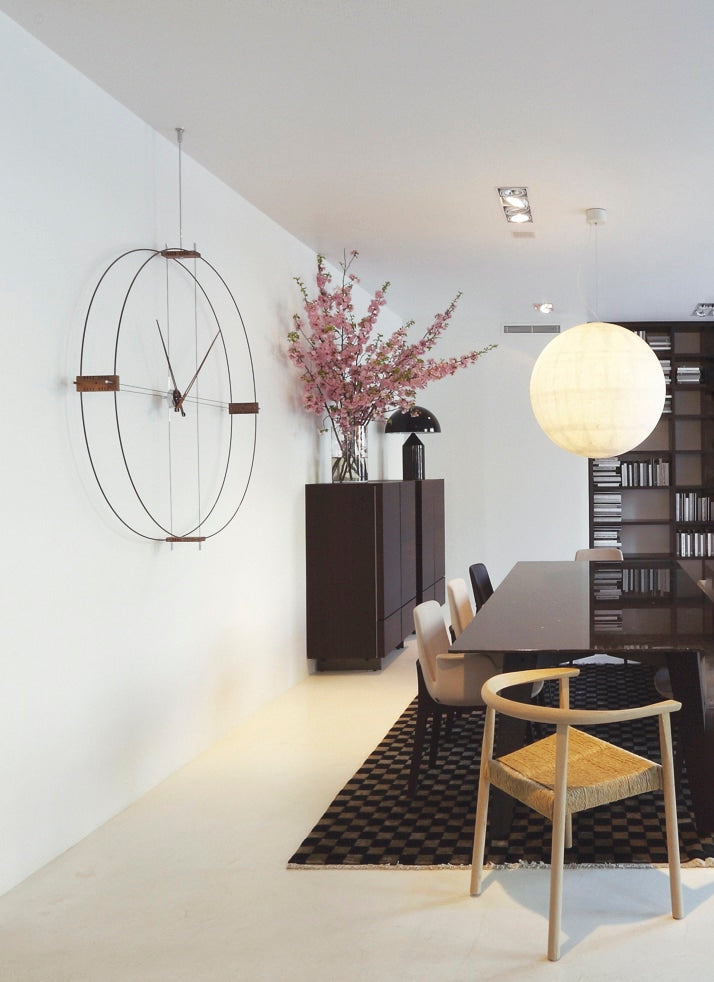 Wandklok DELMORI van notenhout met zwart en chroom