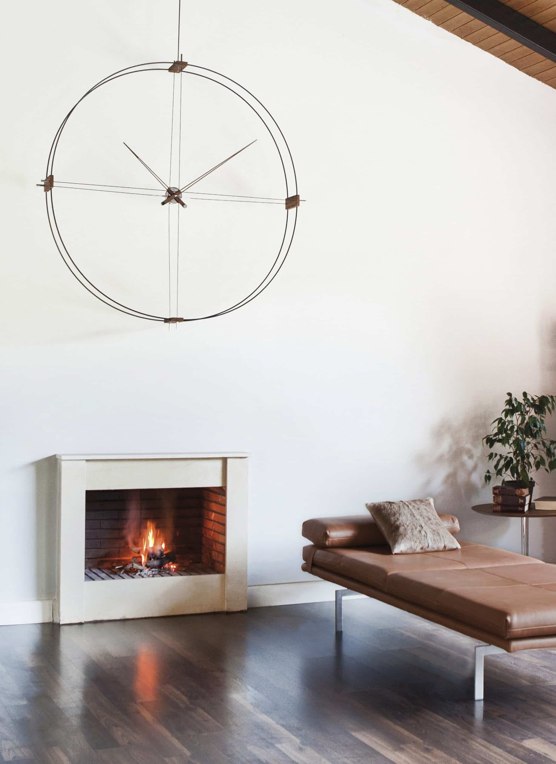 Wandklok DELMORI van notenhout met zwart en chroom