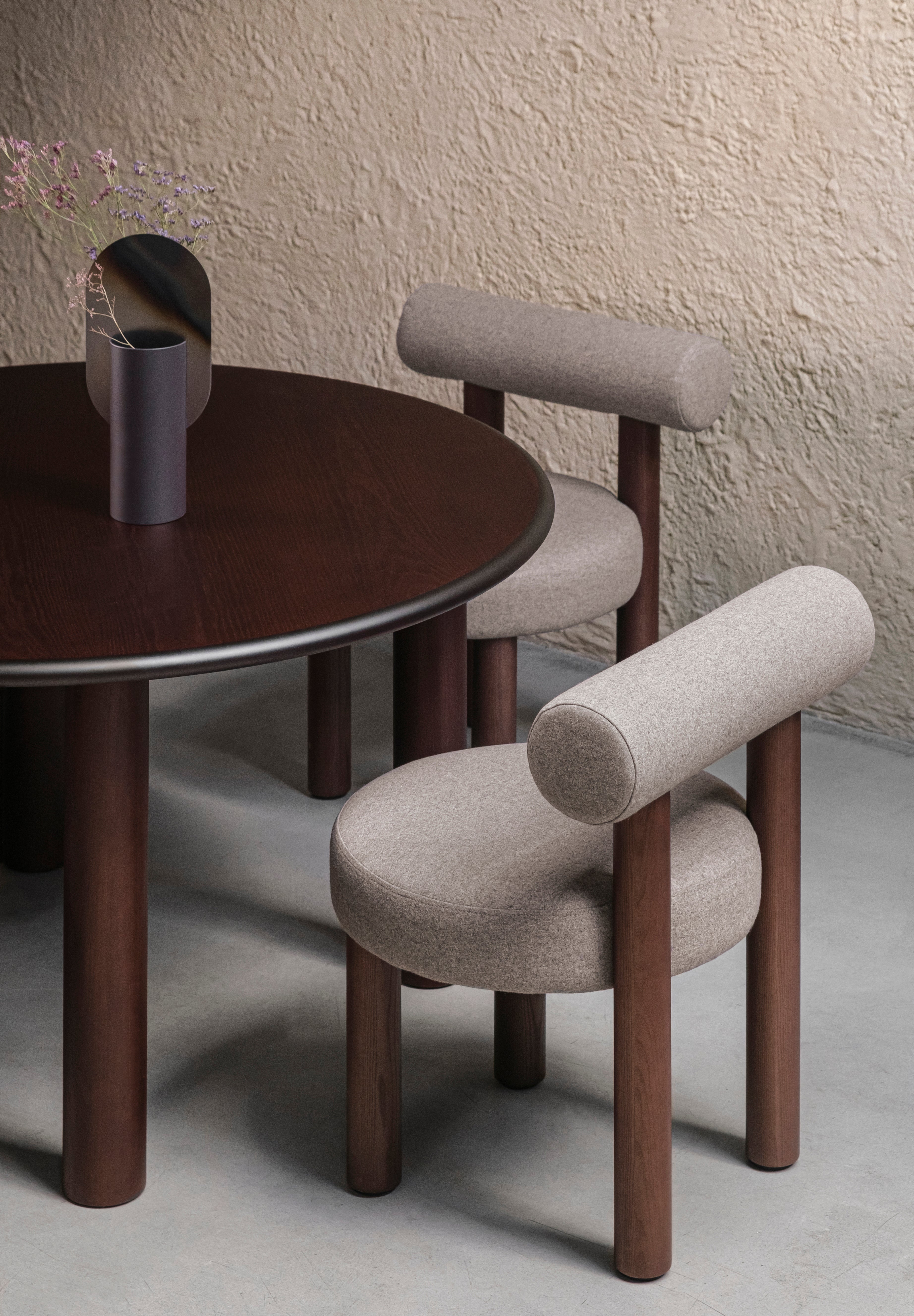 Runder Tisch PAUL aus braunem Eschenholz