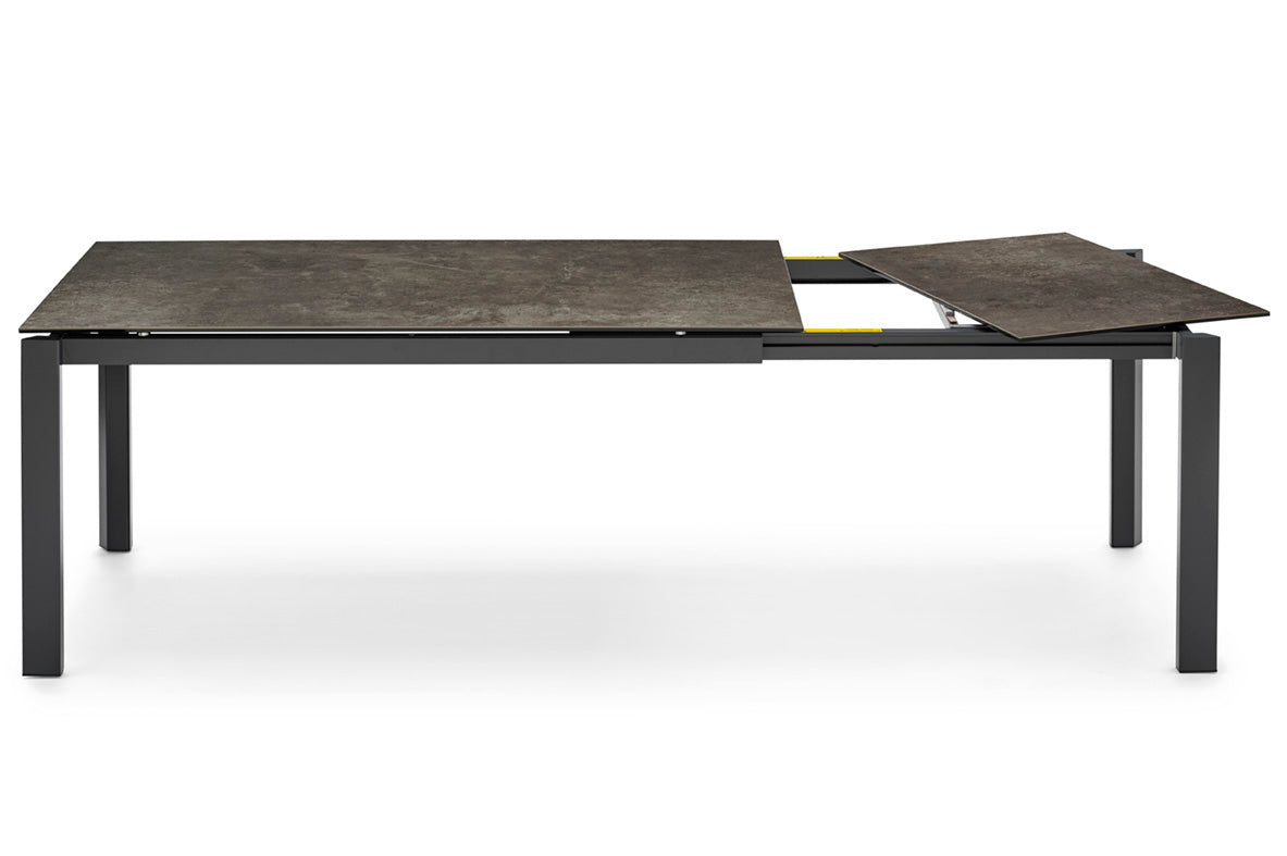 Uittrekbare tafel DUCA met grafieten blad en zwarte basis