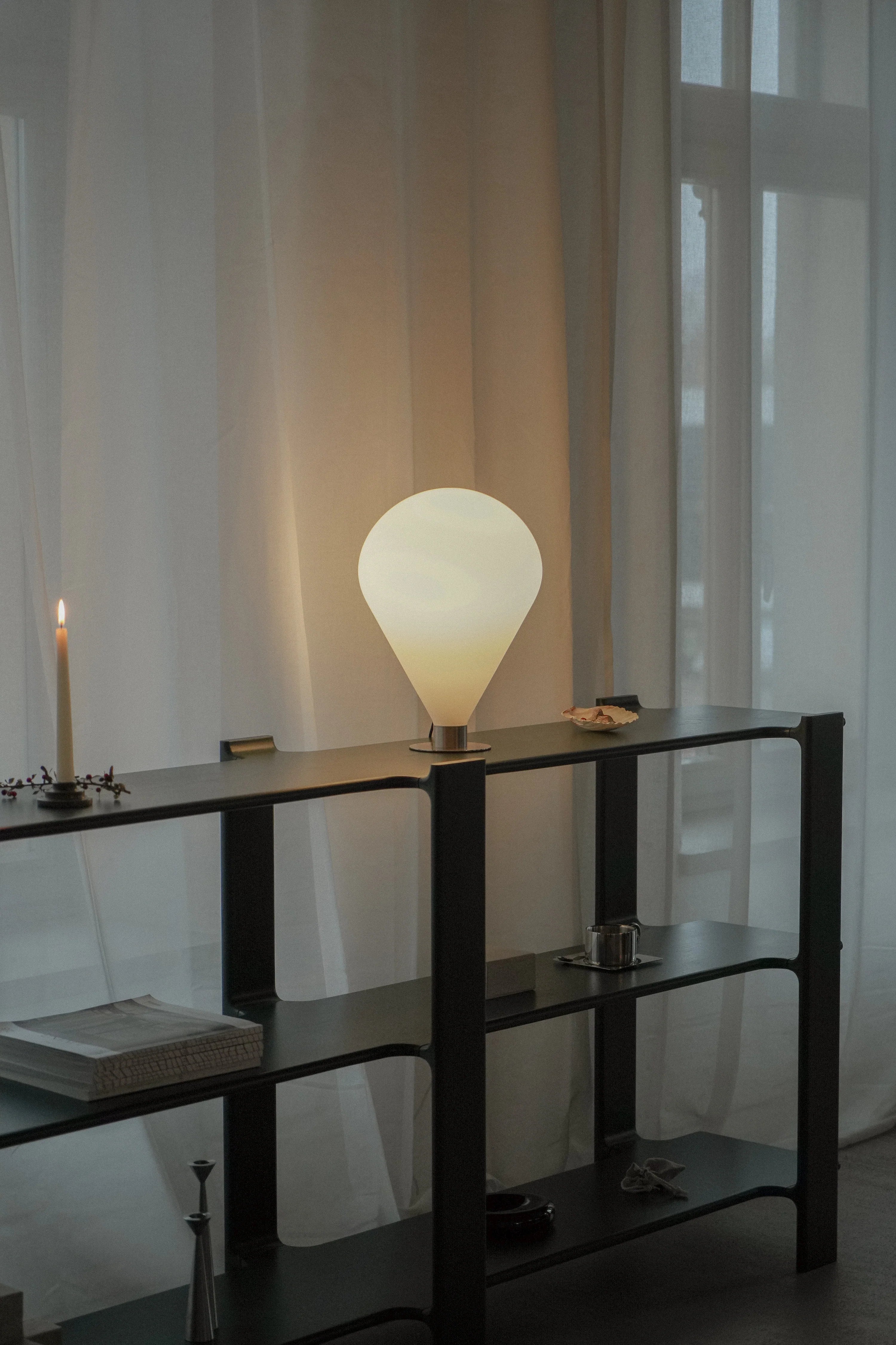 Tischlampe ELY mit weißem Schirm und silbernem Fuß