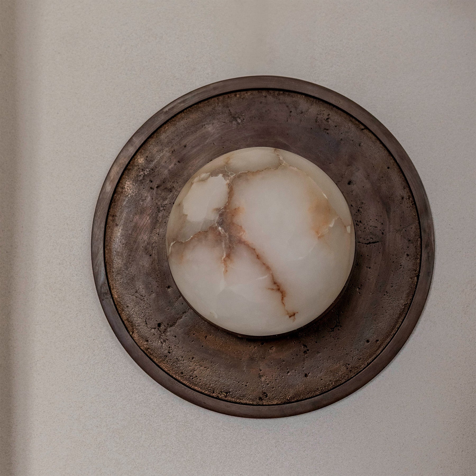 Alabaster-Deckenleuchte FULL MOON Messing mit dunkler Patina